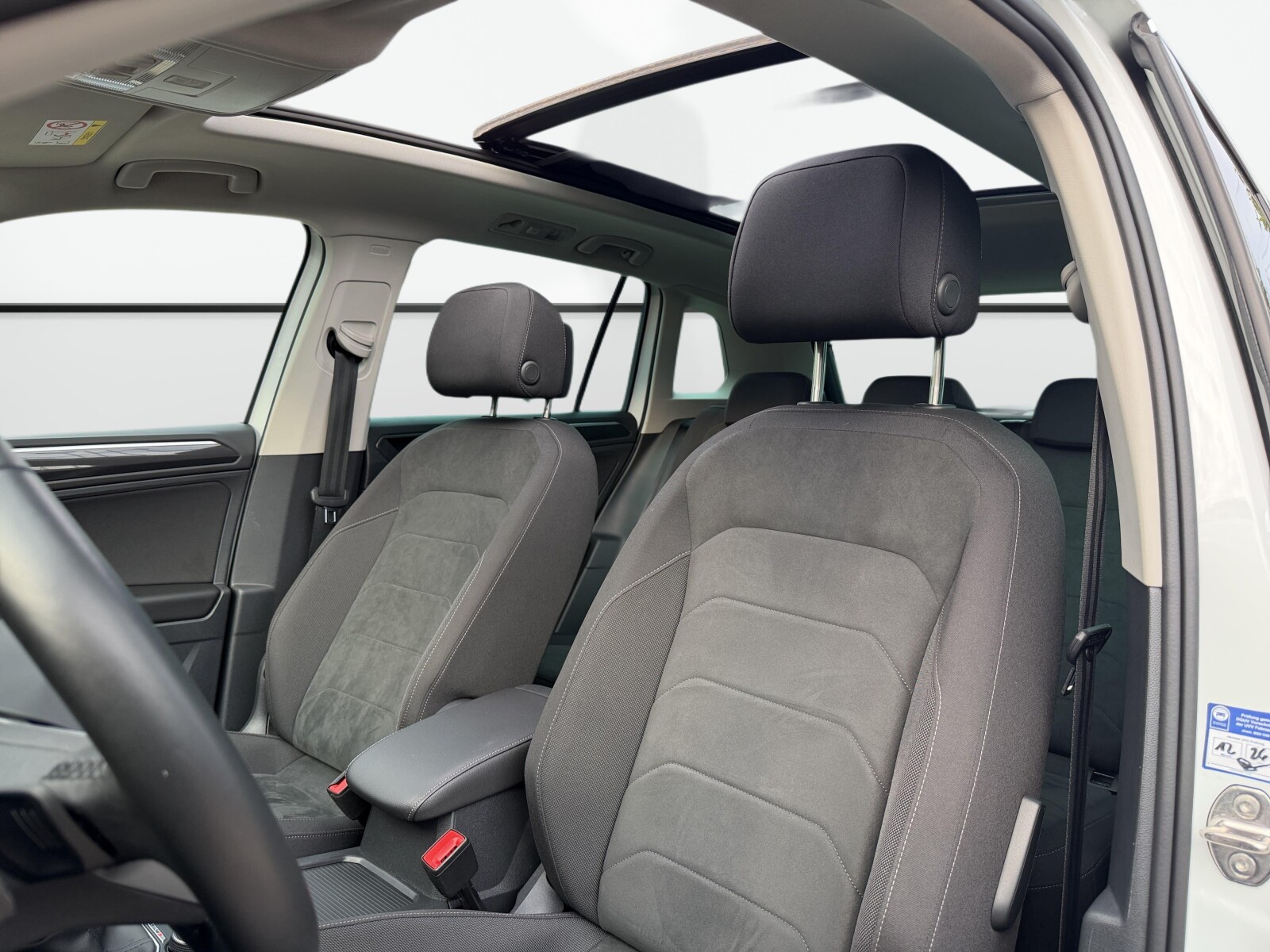 Volkswagen Tiguan - zdjęcie 12