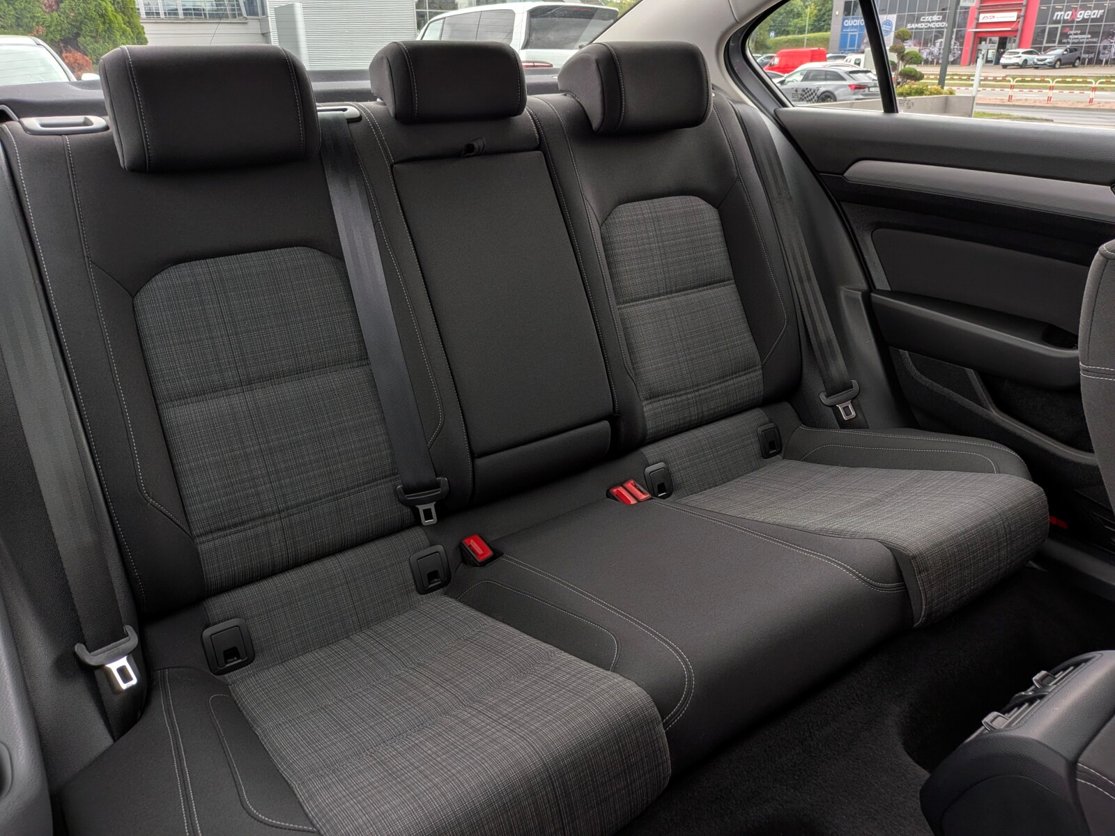 Volkswagen Passat - zdjęcie 12