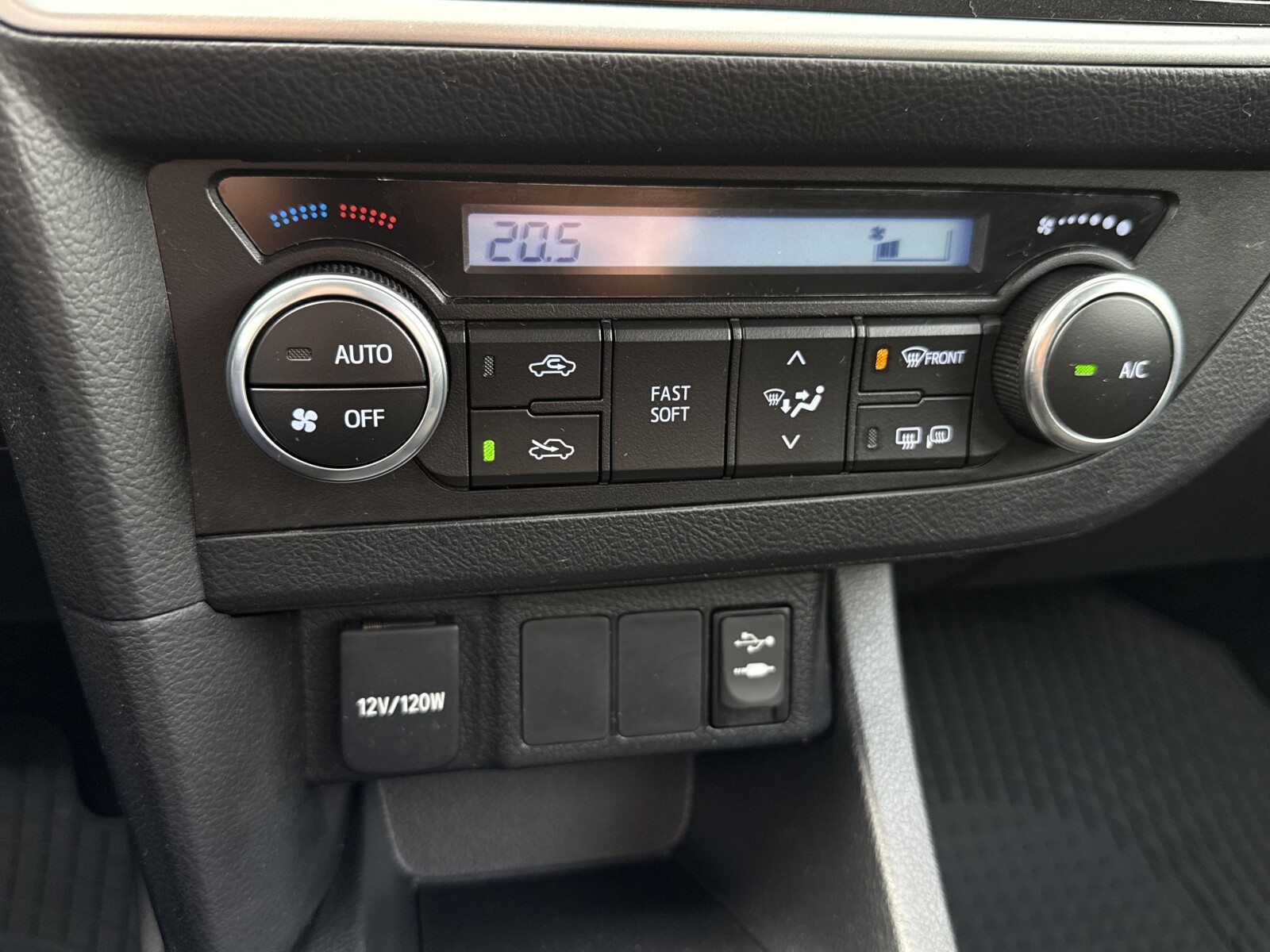 Toyota Auris - zdjęcie 21