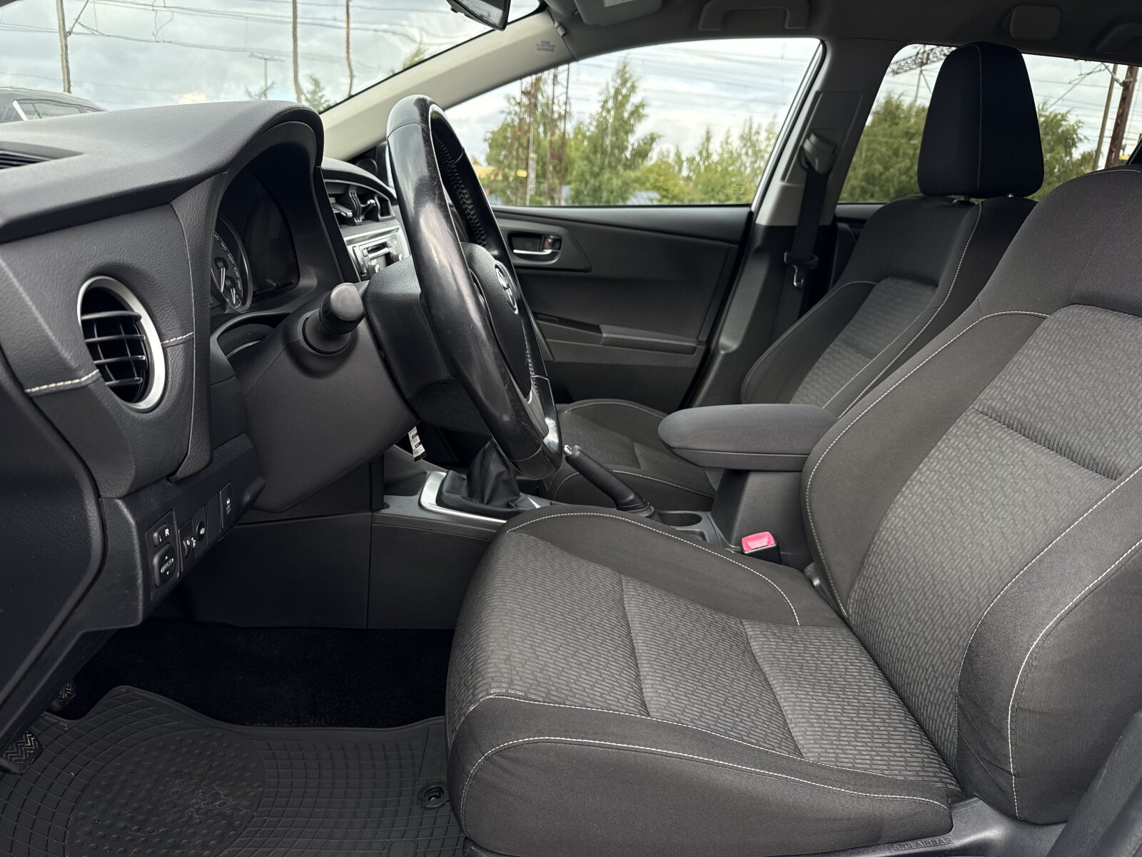 Toyota Auris - zdjęcie 10