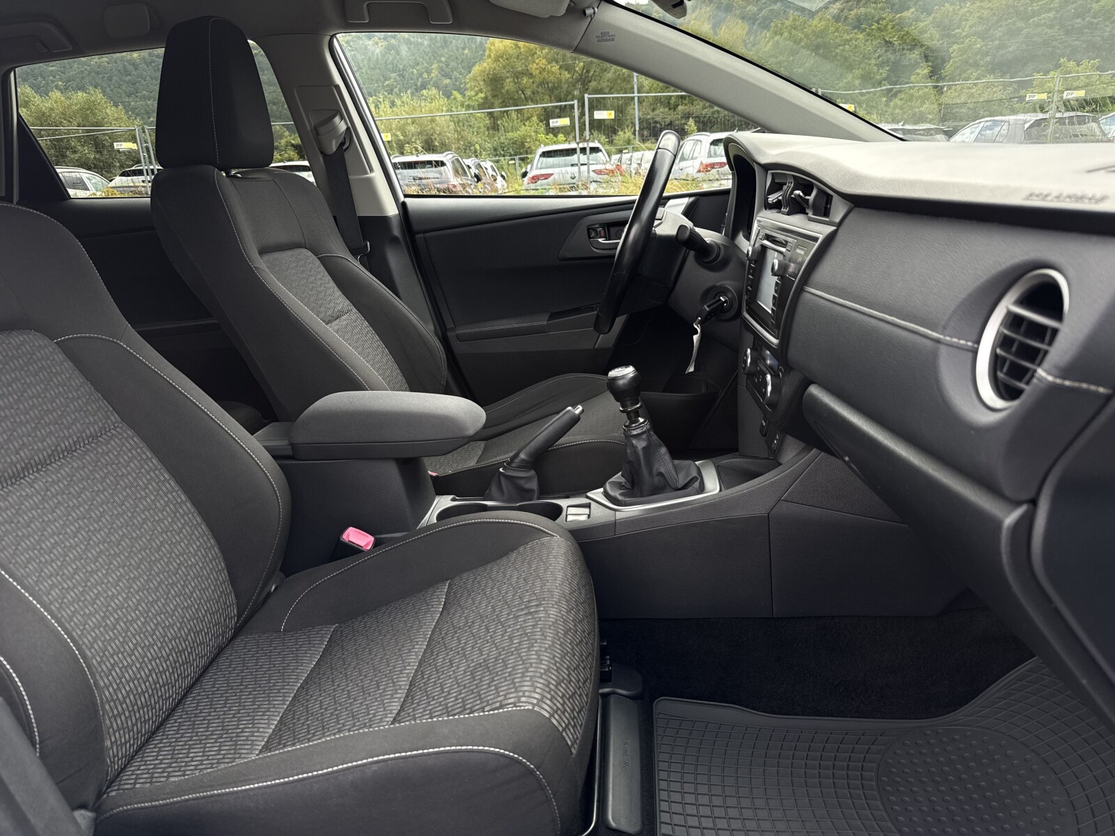 Toyota Auris - zdjęcie 12