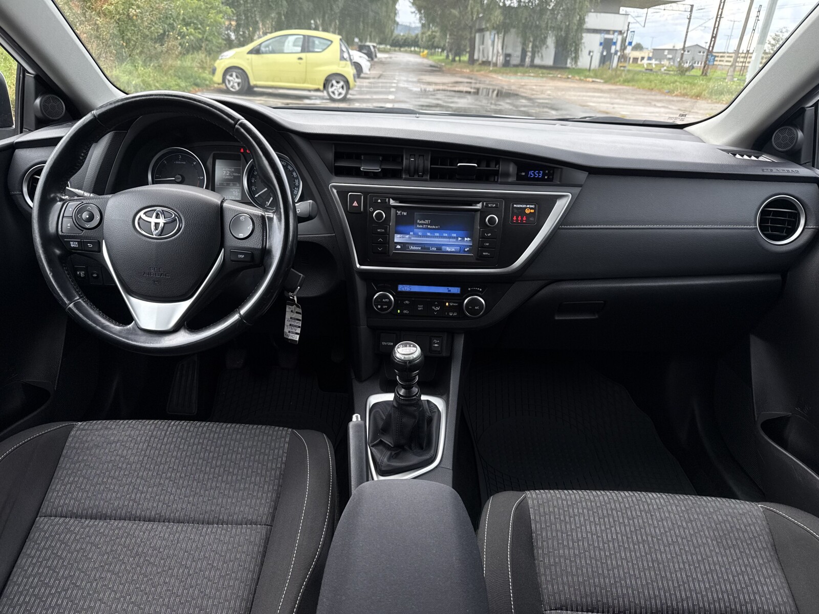 Toyota Auris - zdjęcie 9