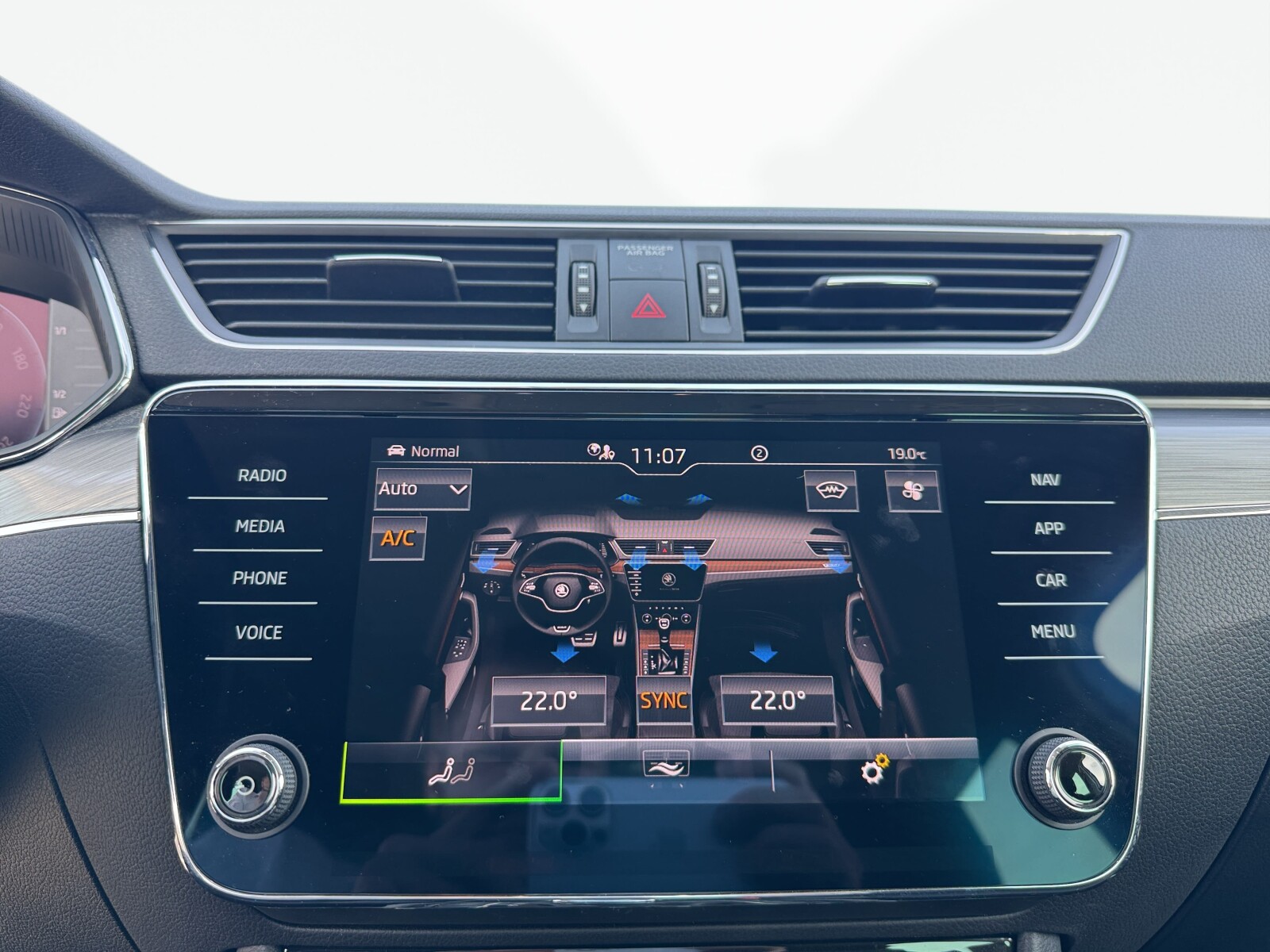 Škoda Superb Combi - zdjęcie 19