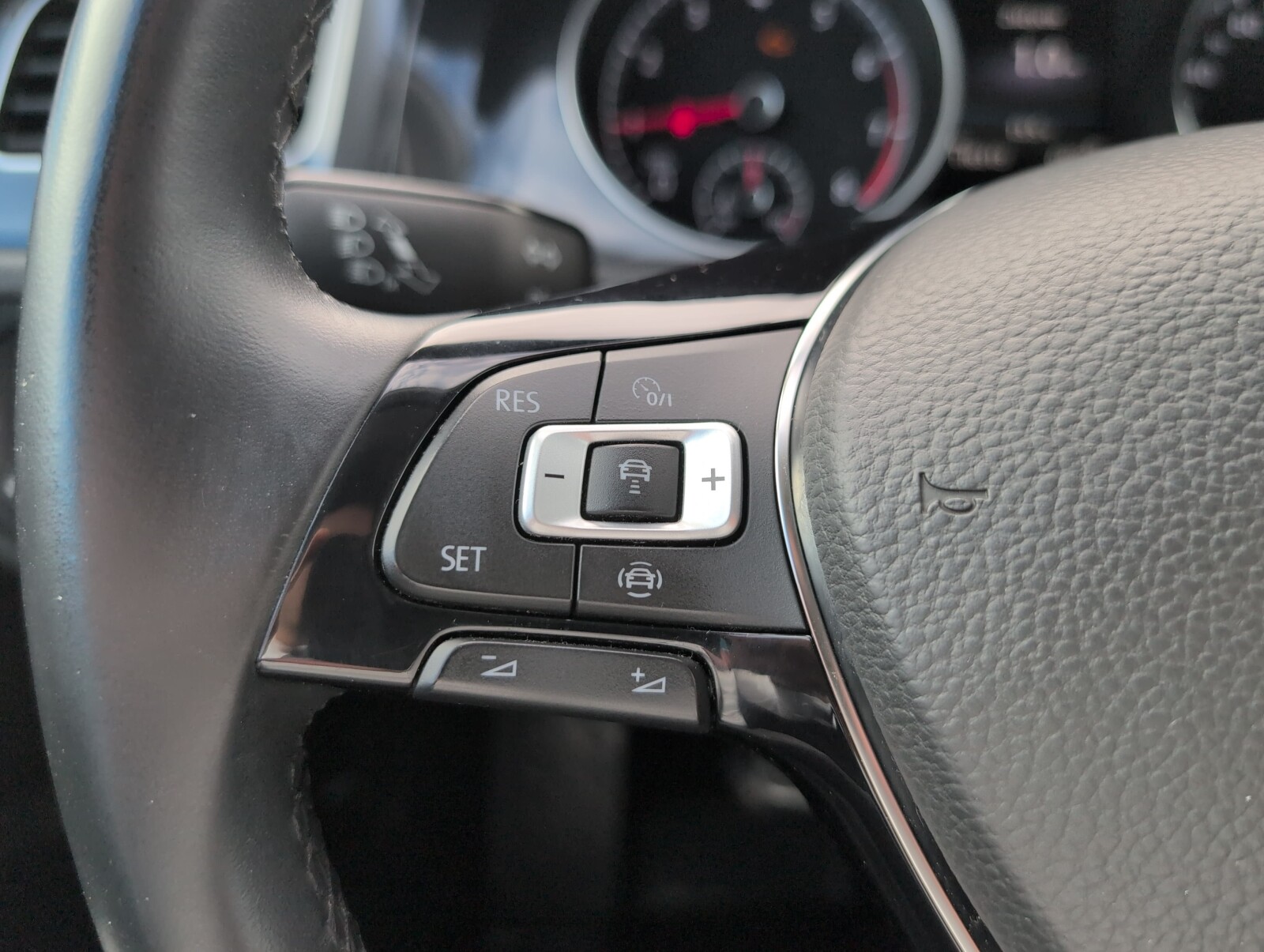 Volkswagen Golf - zdjęcie 19