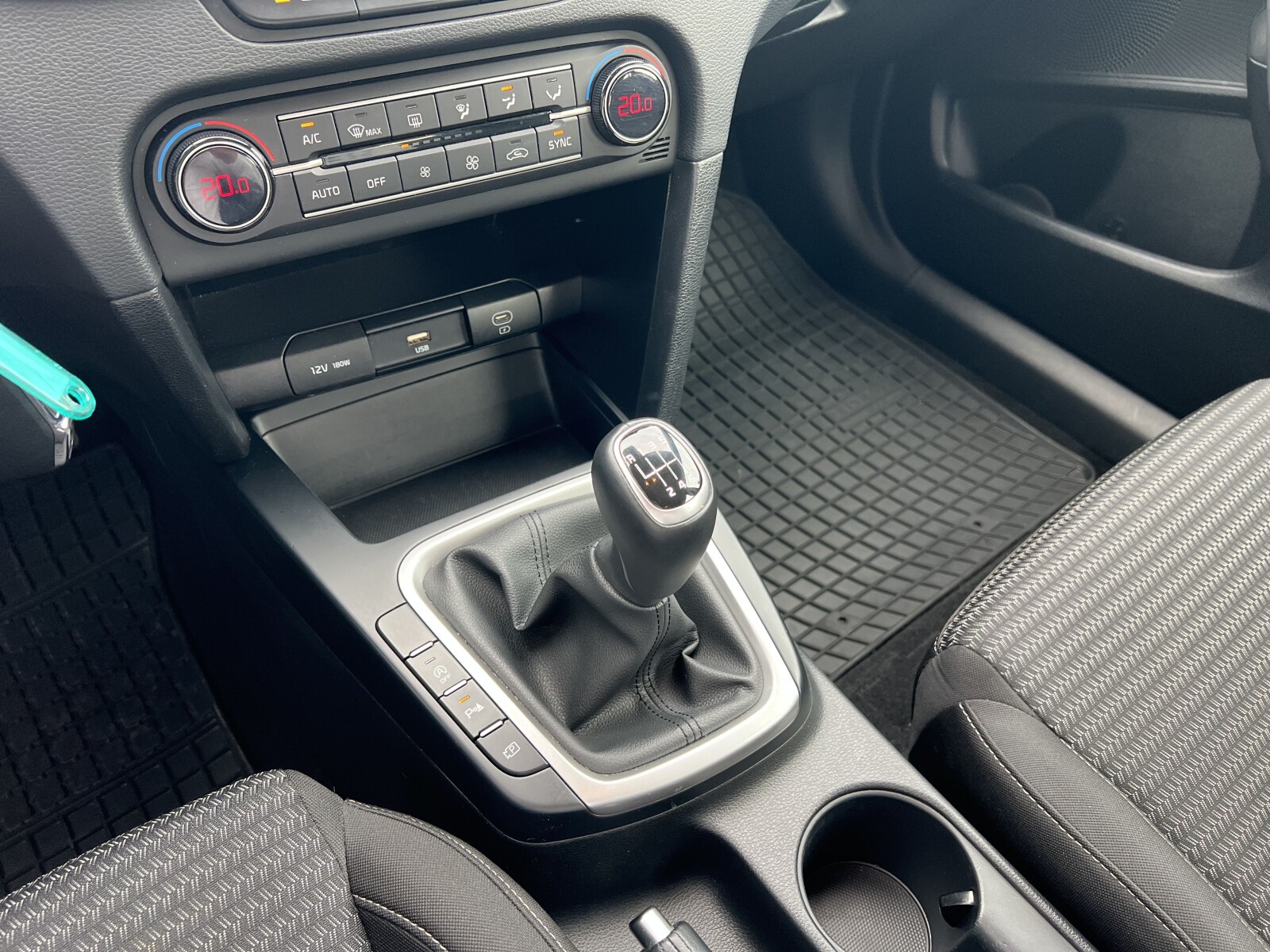 Kia Ceed - zdjęcie 25