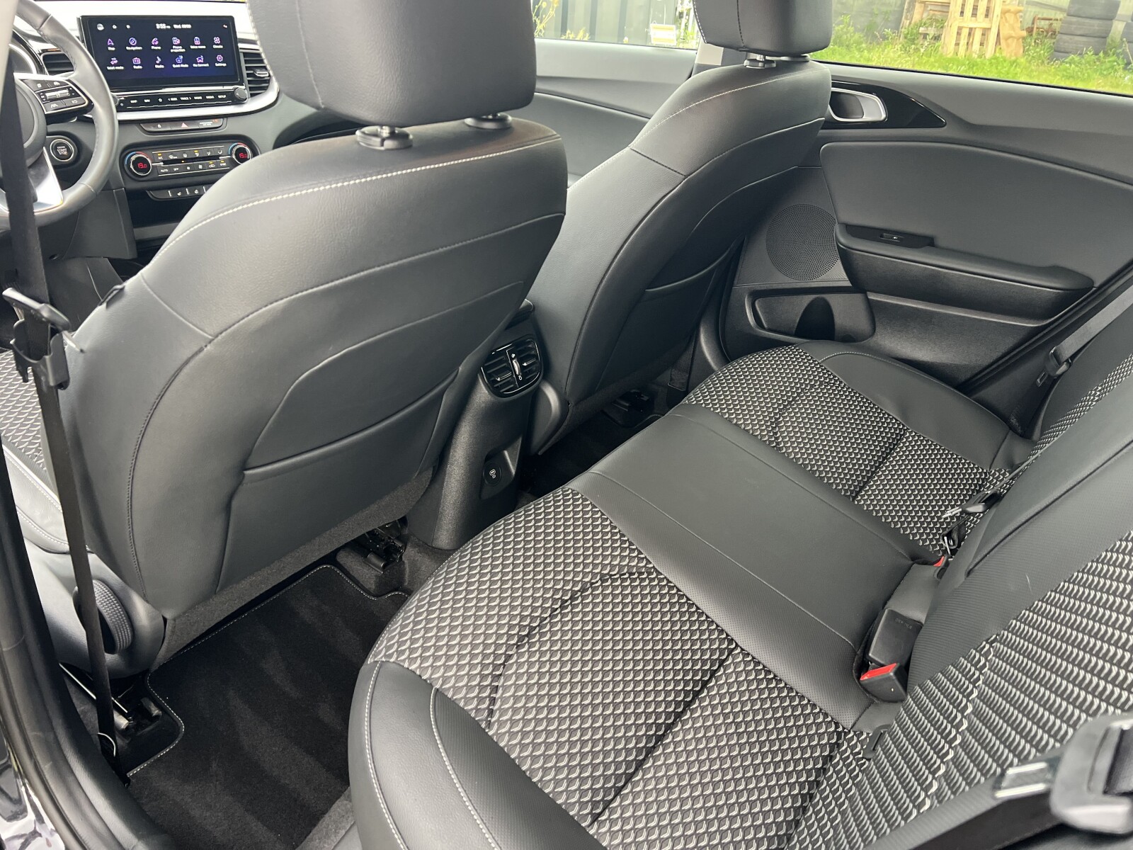 Kia Ceed - zdjęcie 25