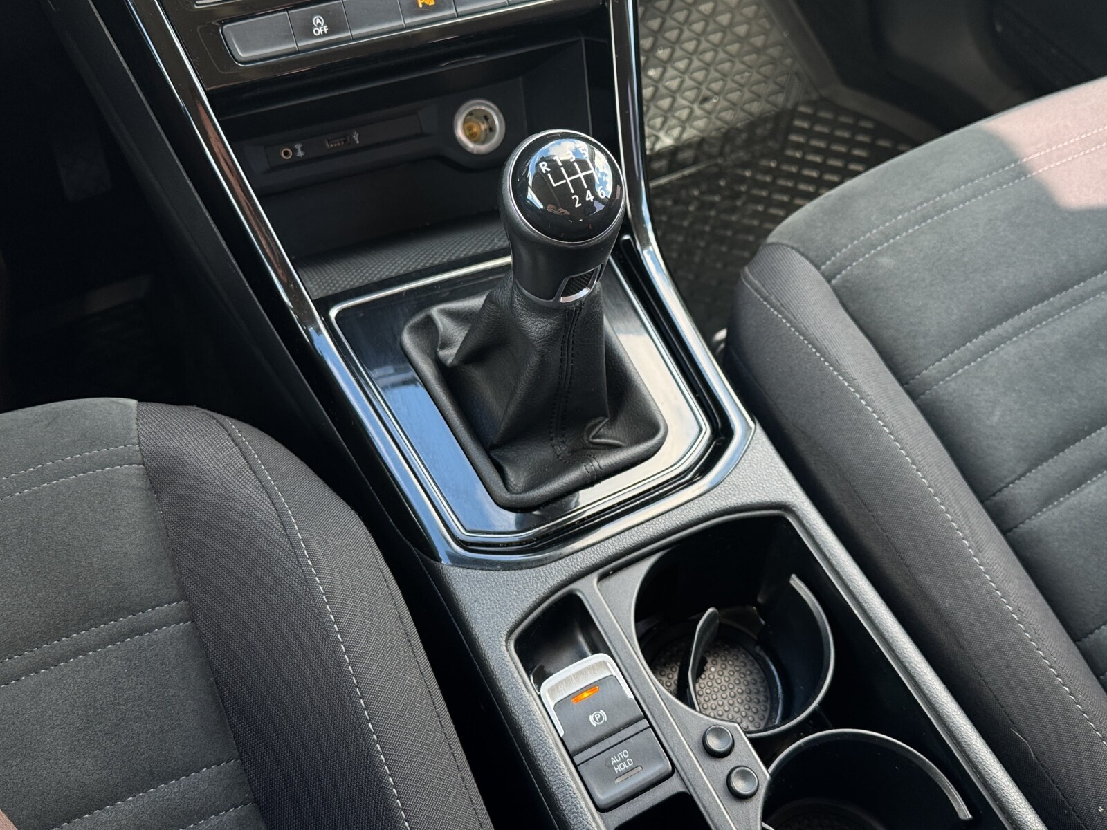 Volkswagen Touran - zdjęcie 21