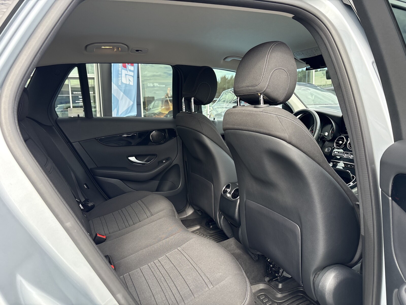 Mercedes-Benz GLC 220 - zdjęcie 25