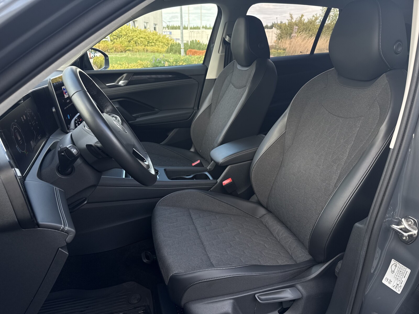 Volkswagen Tiguan - zdjęcie 12