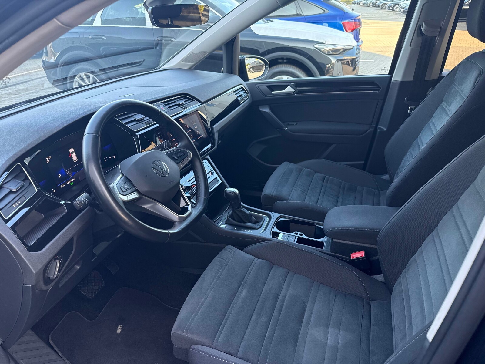 Volkswagen Touran - zdjęcie 11