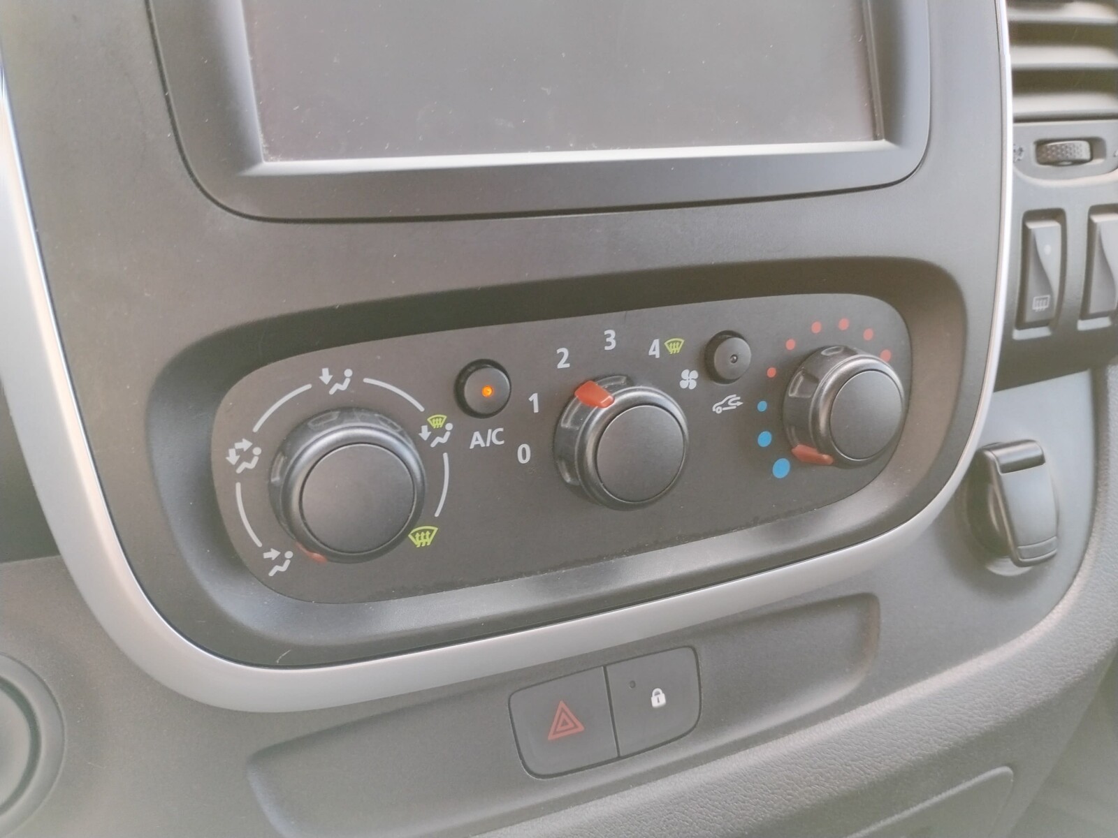 Renault Trafic - zdjęcie 21