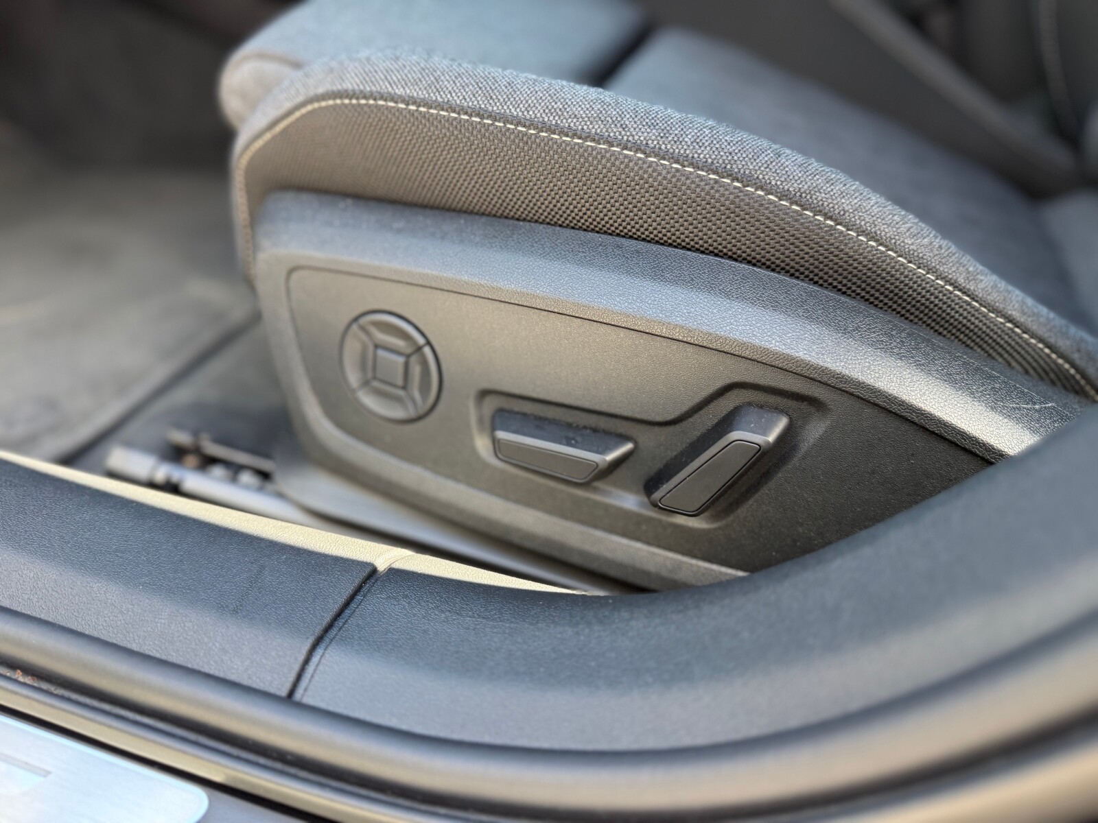 Audi A6 Avant e-hybrid - zdjęcie 14
