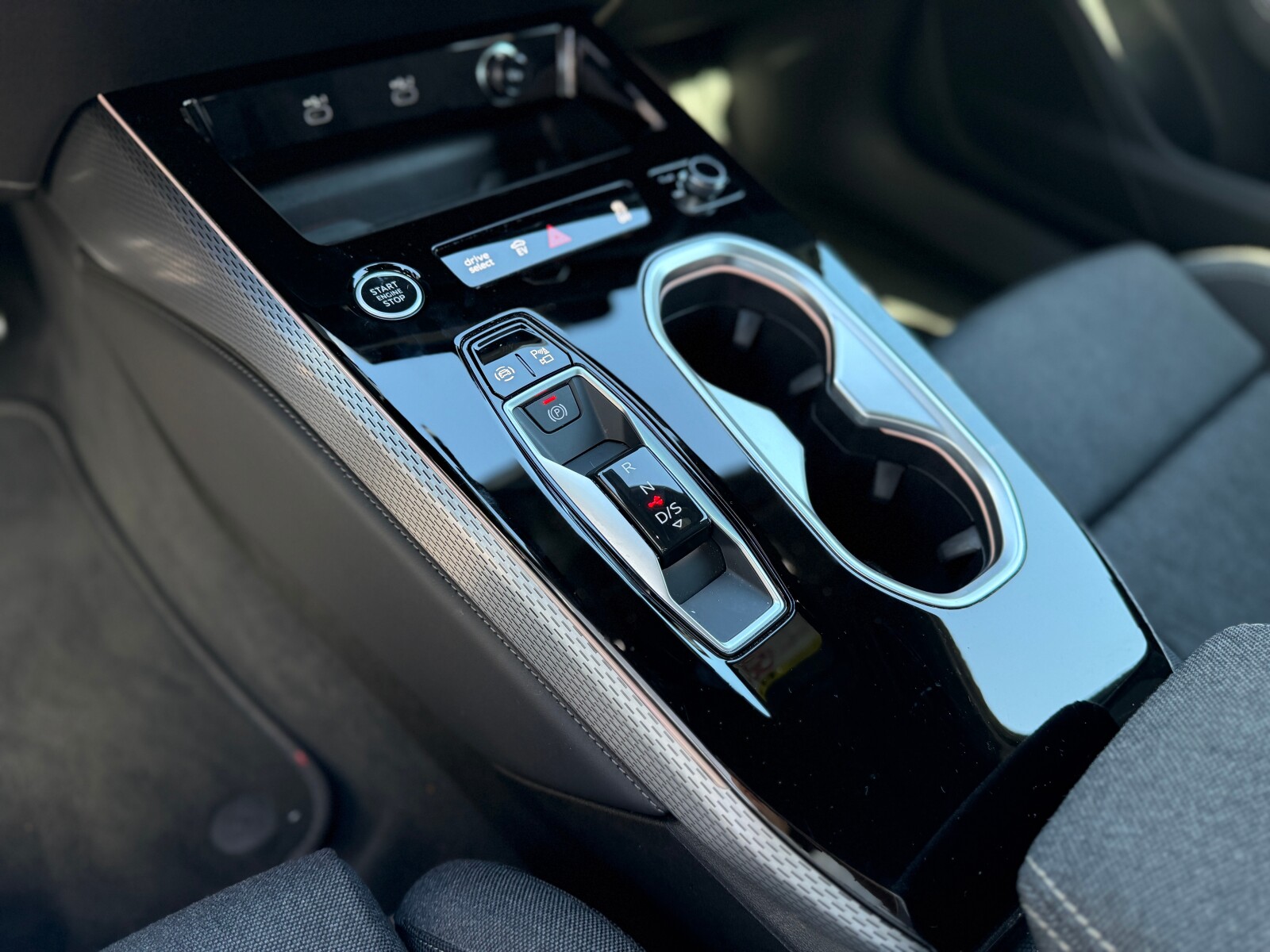 Audi A6 Avant e-hybrid - zdjęcie 25