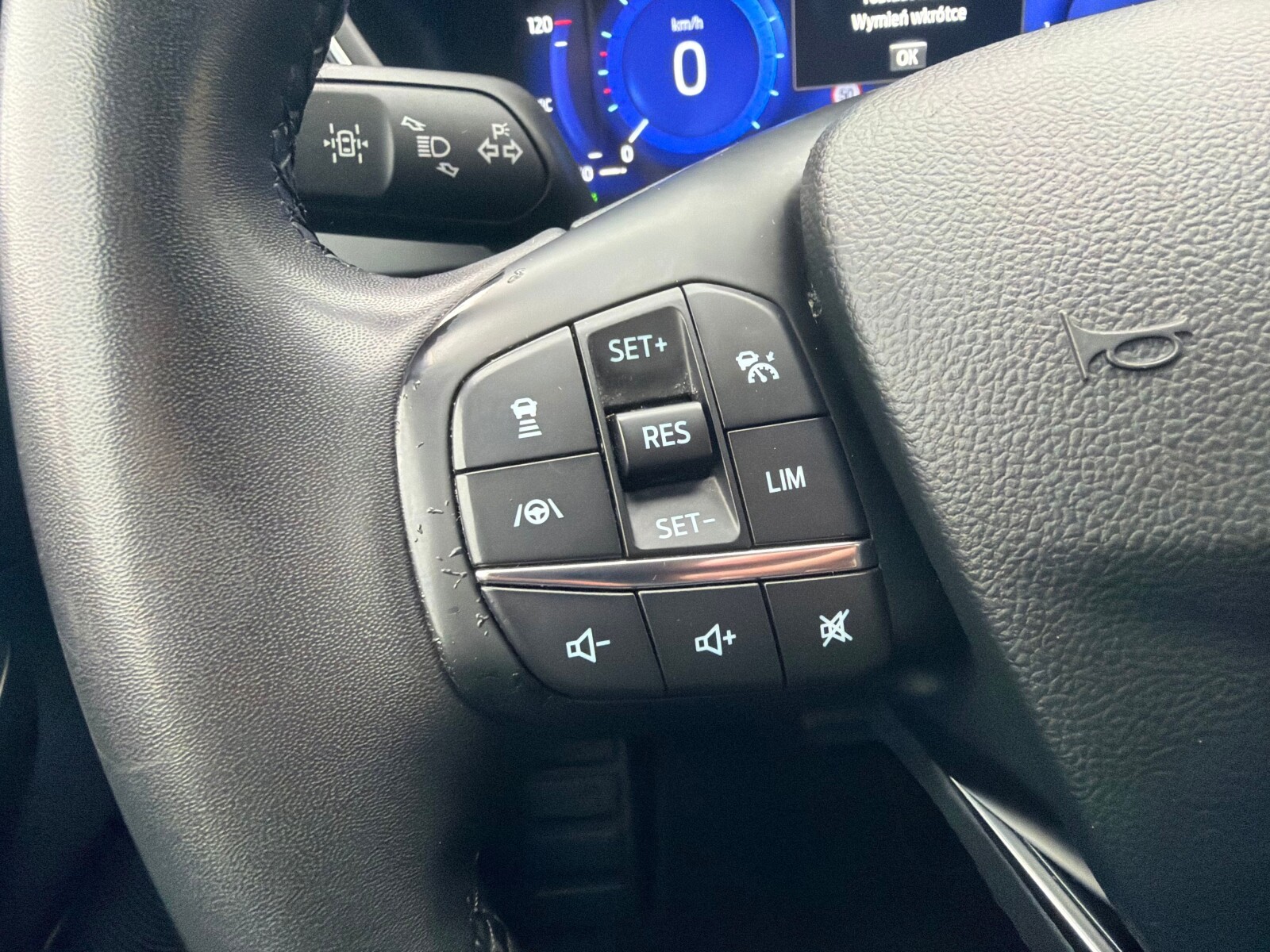 Ford Kuga - zdjęcie 22