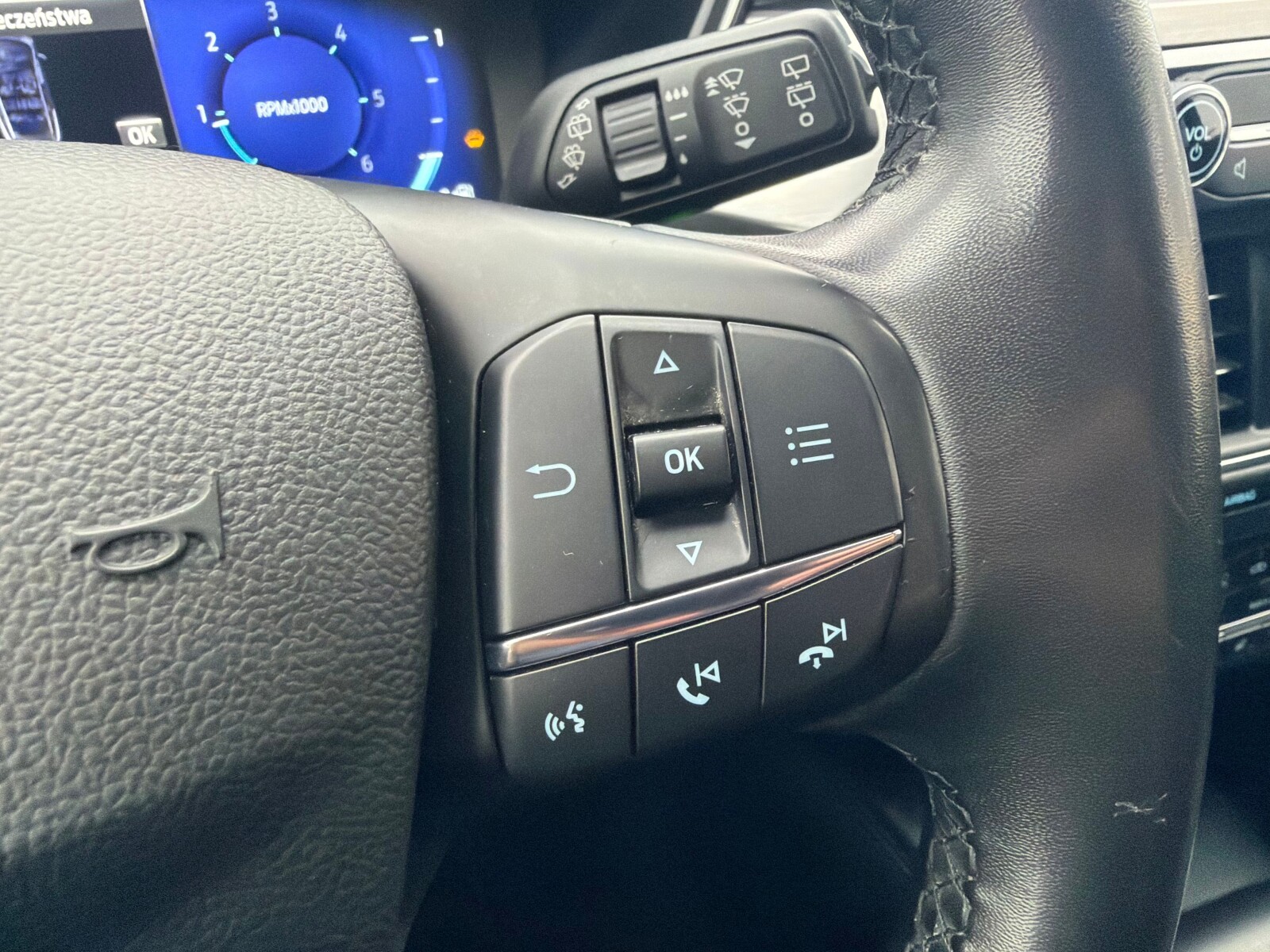 Ford Kuga - zdjęcie 23
