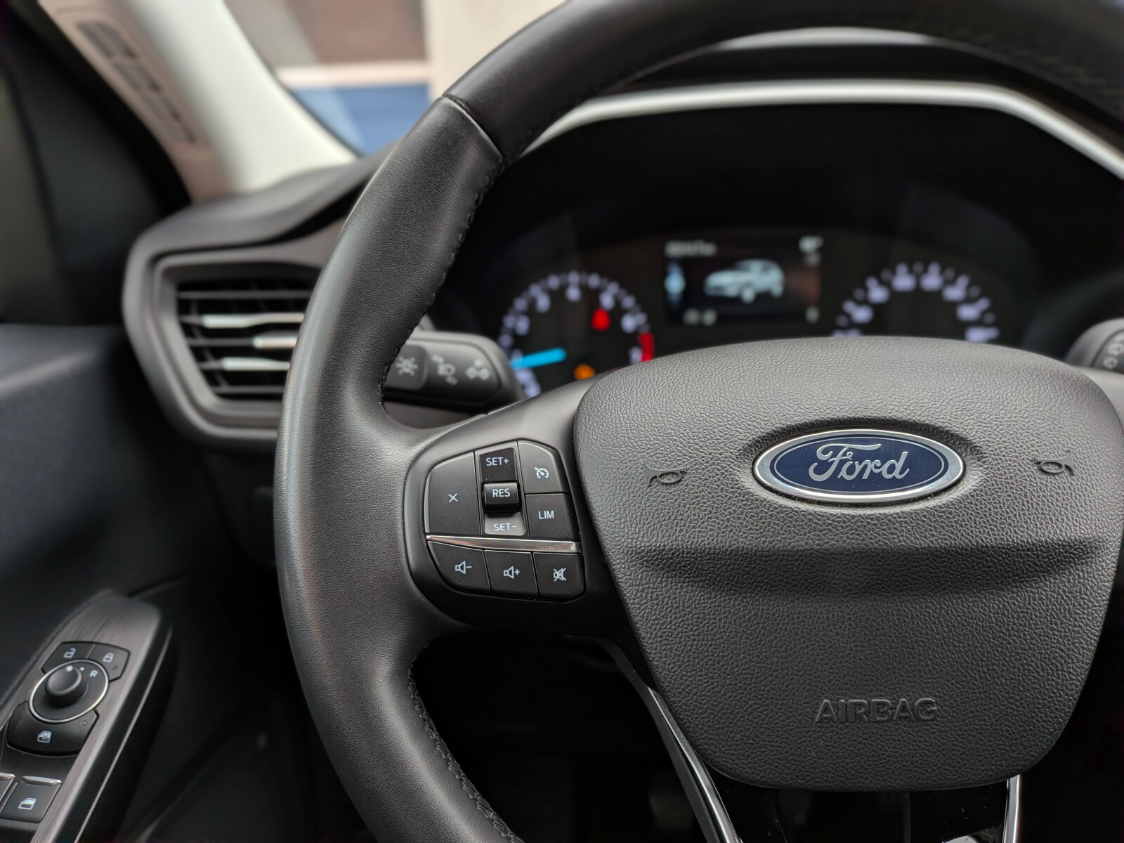 Ford Kuga - zdjęcie 21