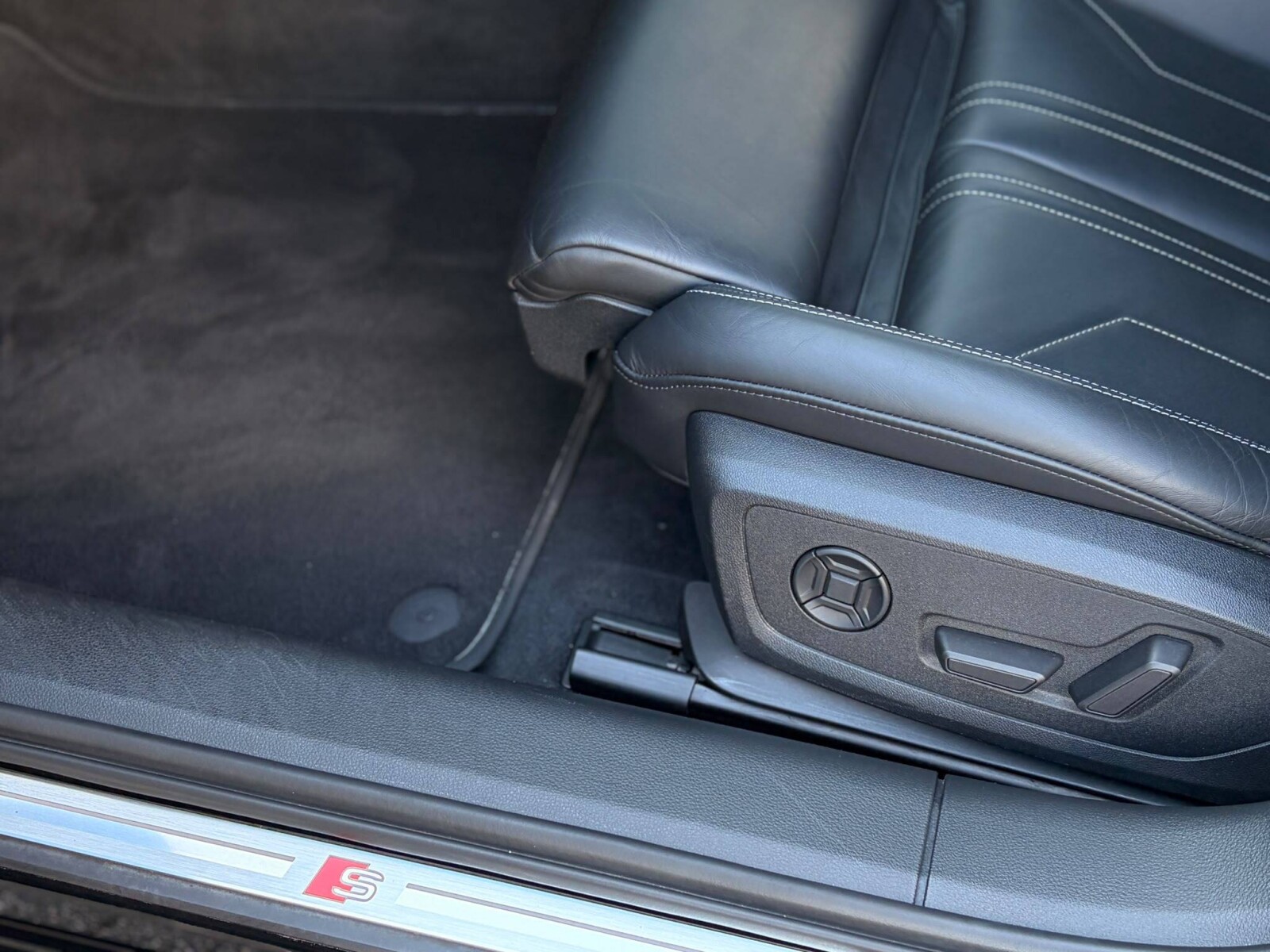 Audi A6 Avant - zdjęcie 19