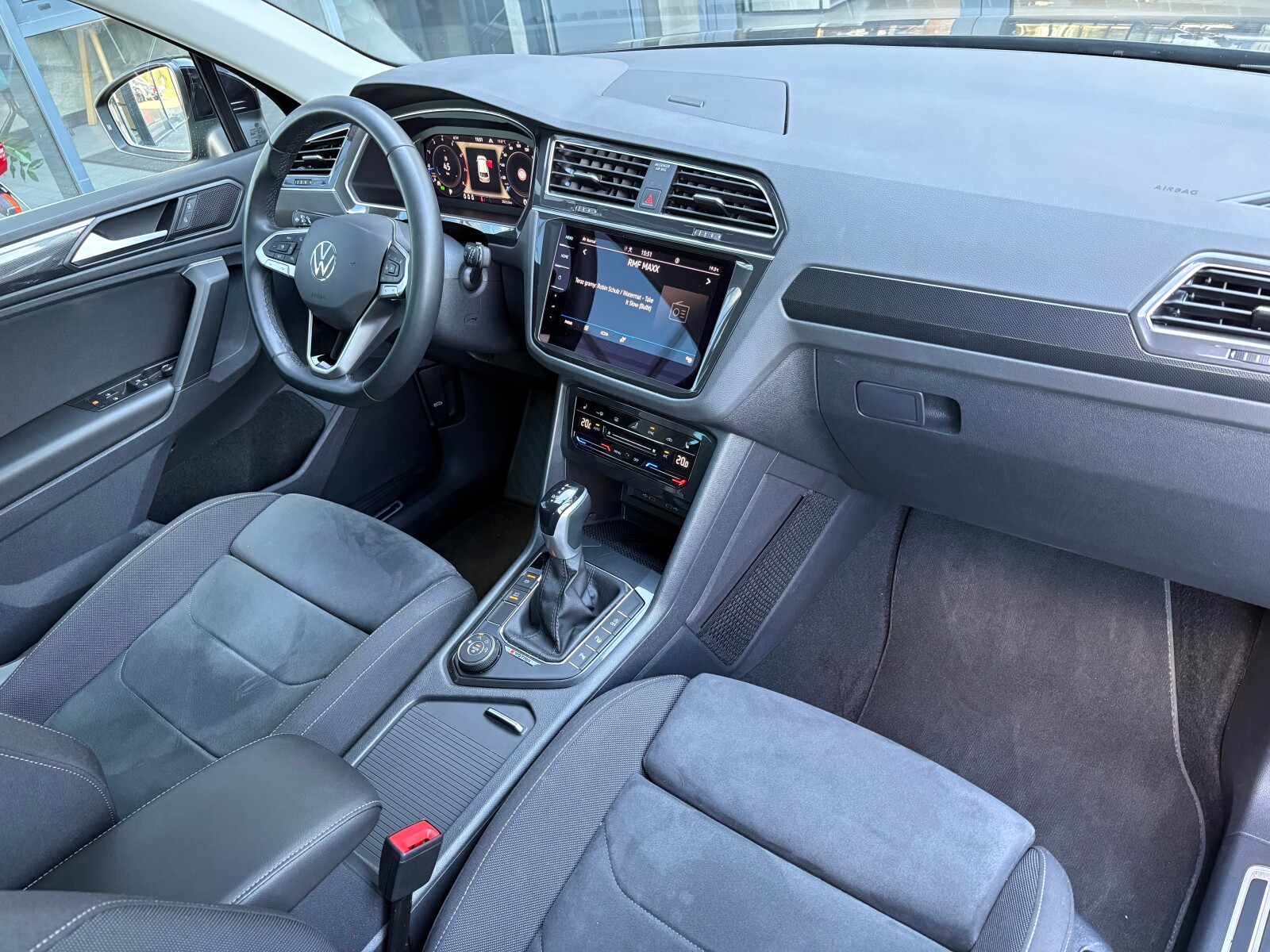 Volkswagen Tiguan - zdjęcie 16