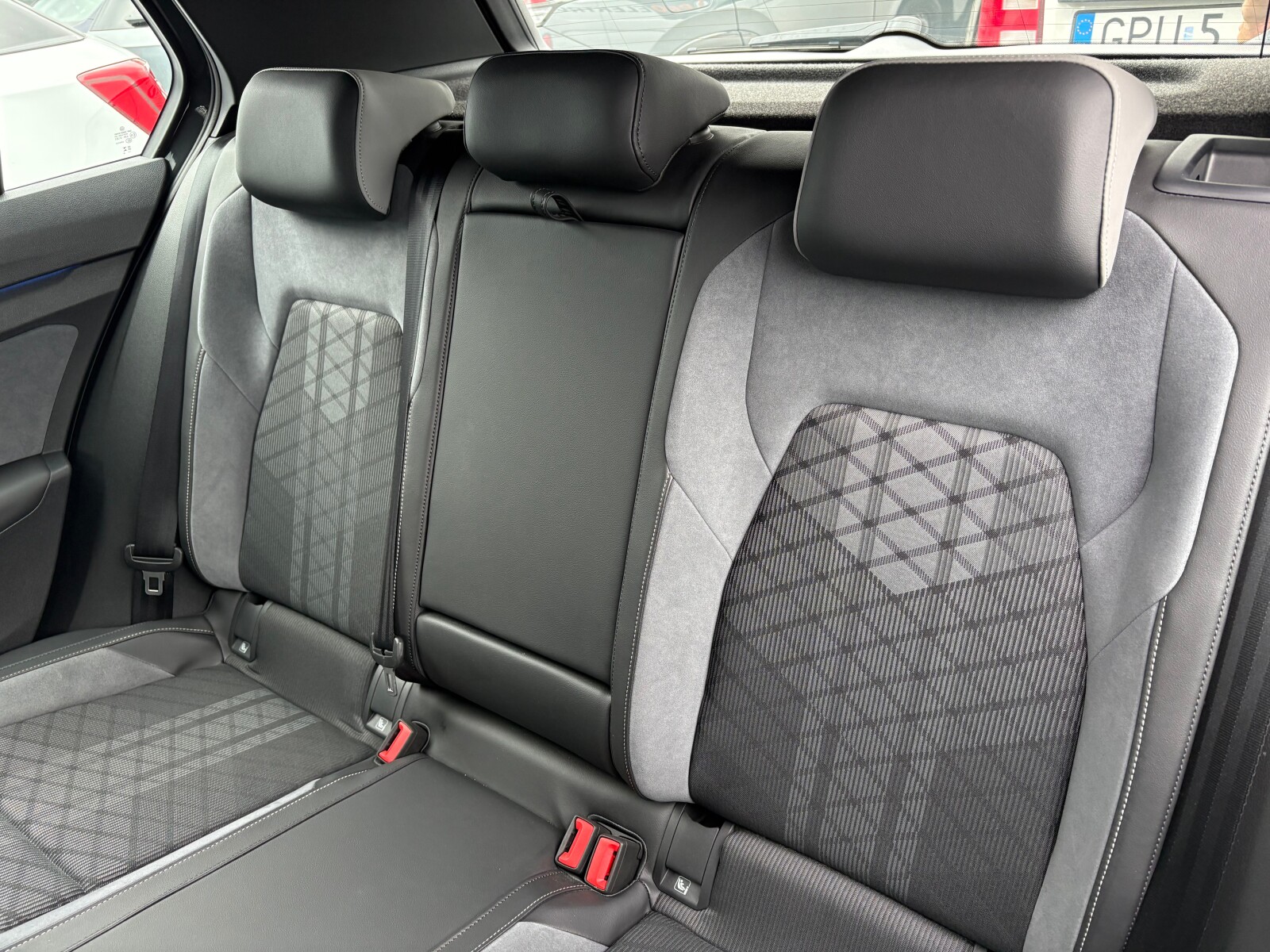 Volkswagen Golf - zdjęcie 13