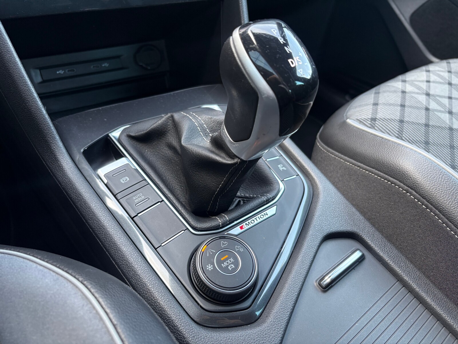 Volkswagen Tiguan - zdjęcie 26