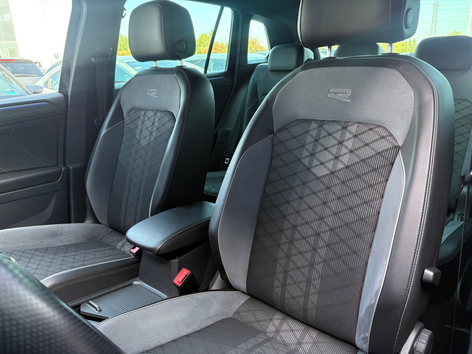 Volkswagen Tiguan - zdjęcie 12