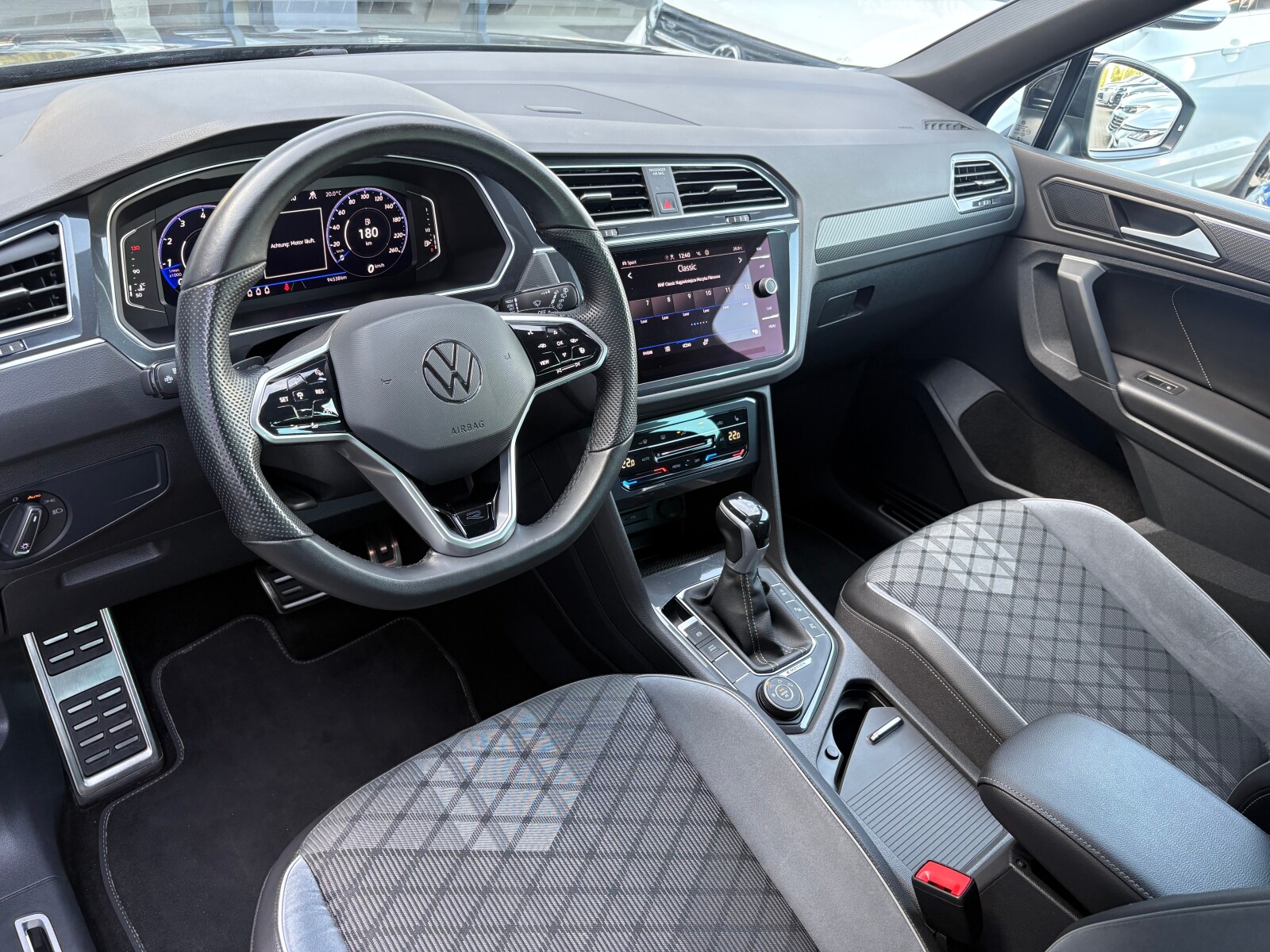 Volkswagen Tiguan - zdjęcie 11