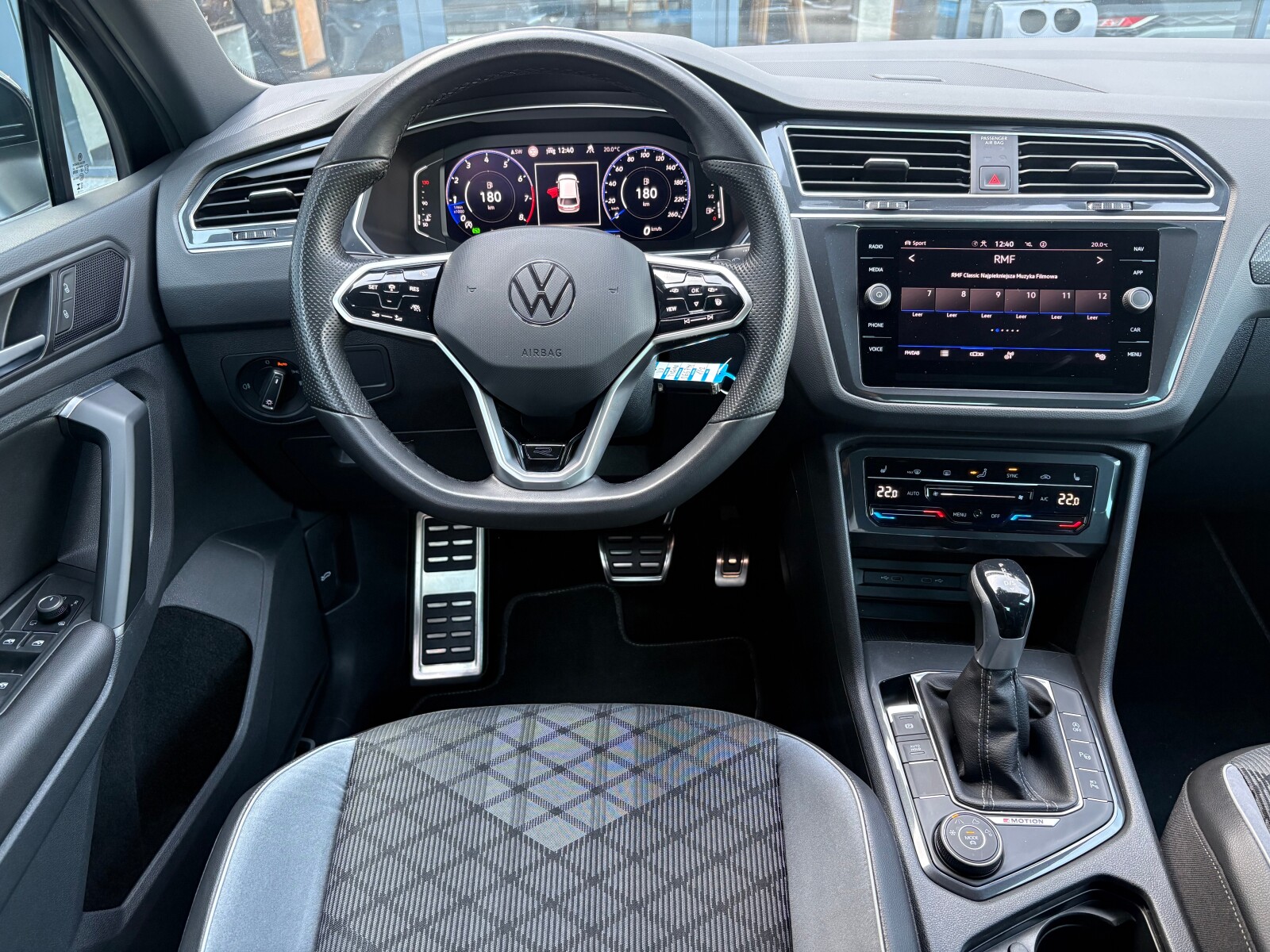 Volkswagen Tiguan - zdjęcie 10