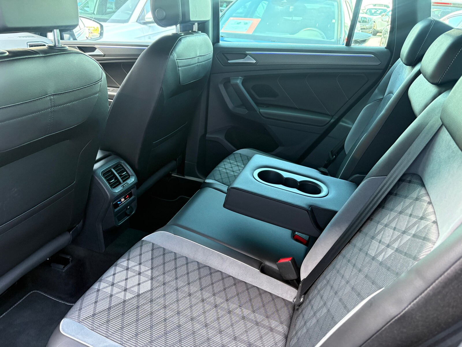 Volkswagen Tiguan - zdjęcie 14