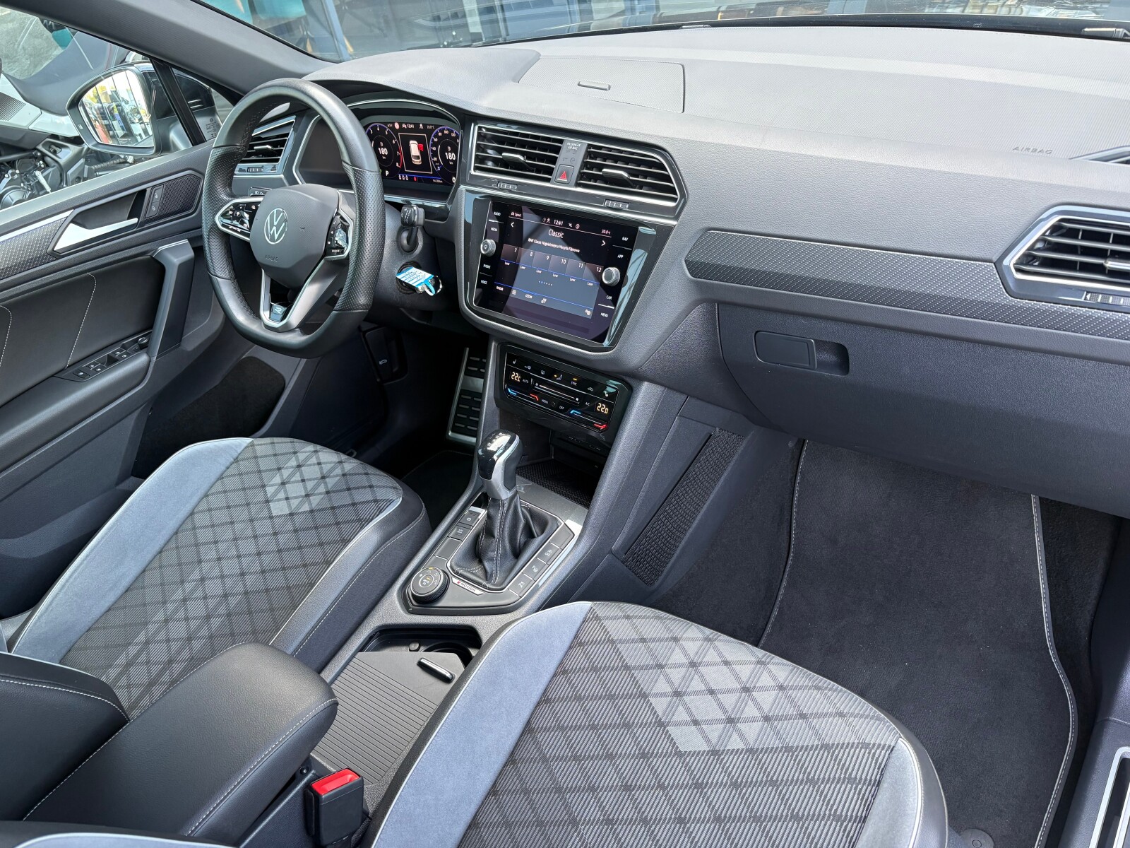 Volkswagen Tiguan - zdjęcie 16