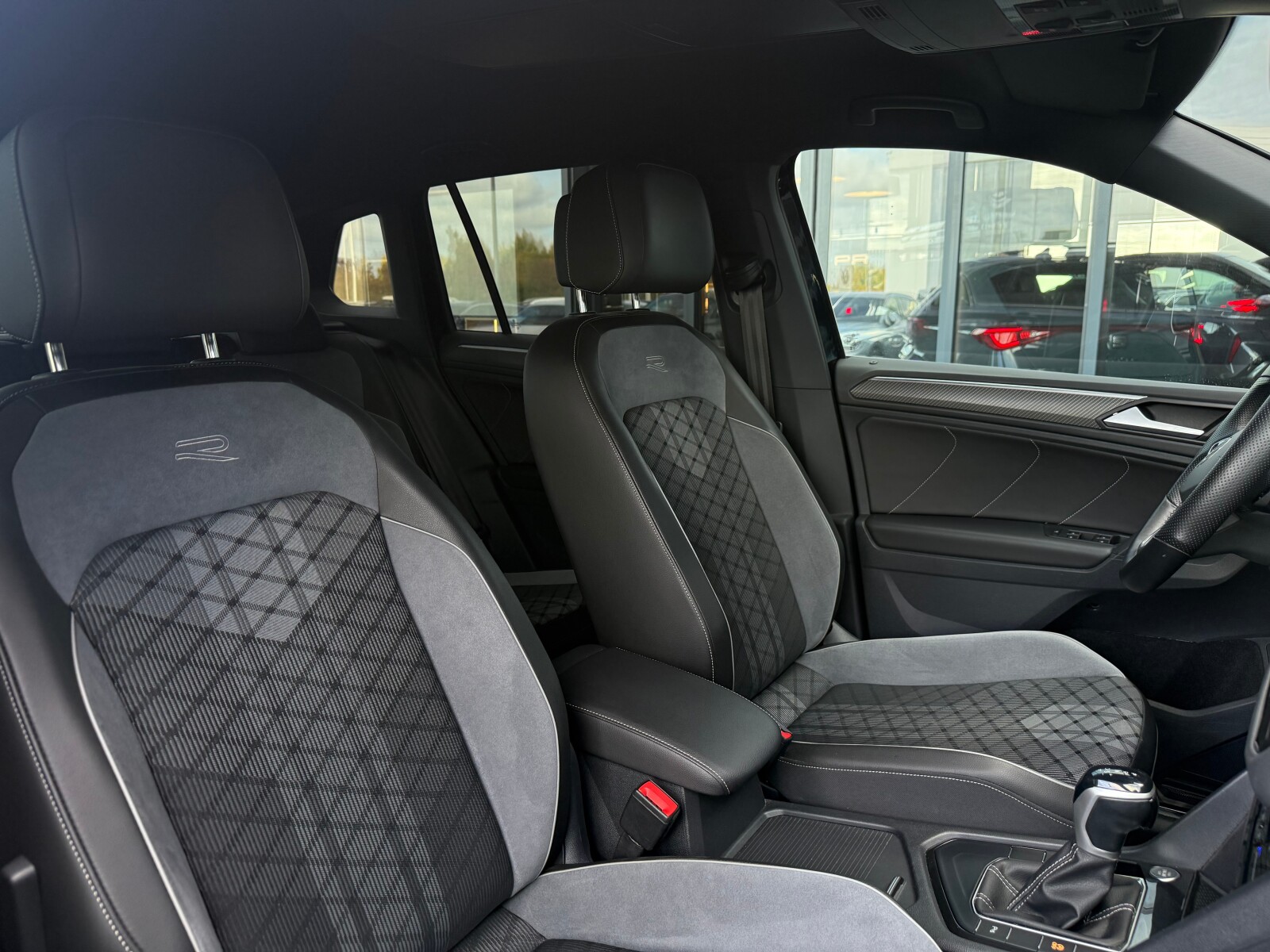Volkswagen Tiguan - zdjęcie 16
