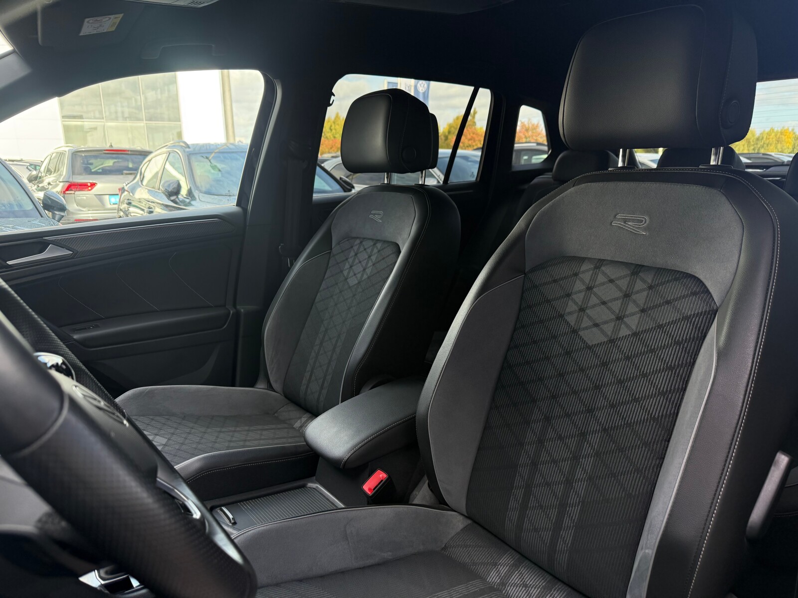 Volkswagen Tiguan - zdjęcie 12