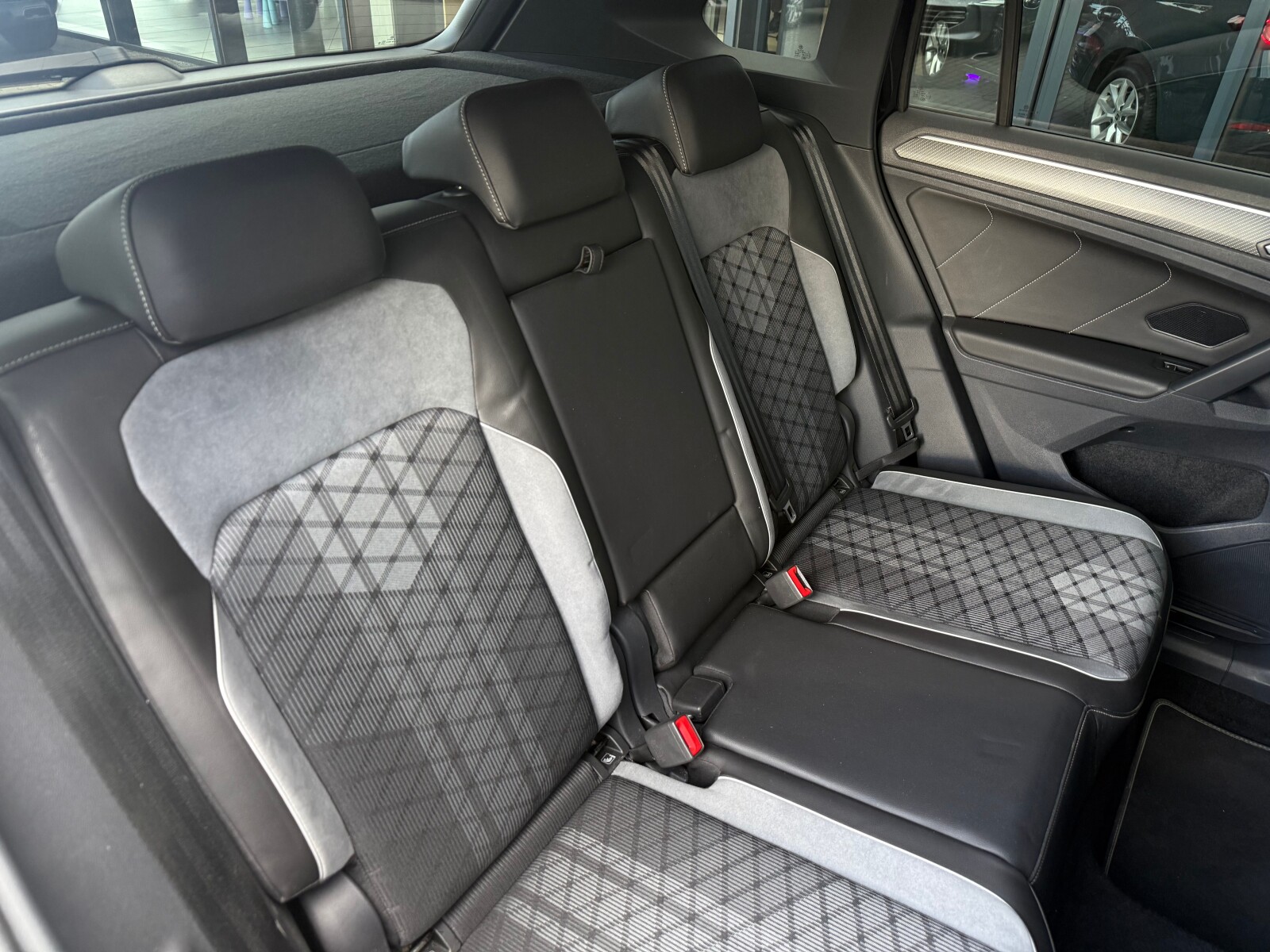 Volkswagen Tiguan - zdjęcie 14