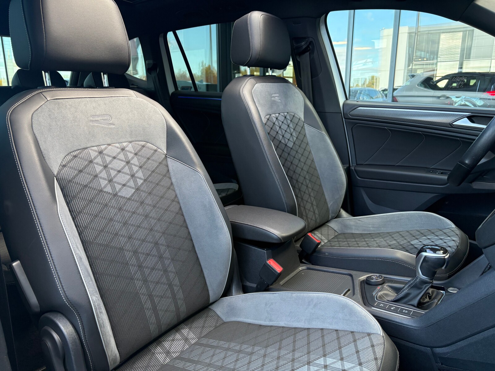 Volkswagen Tiguan - zdjęcie 16