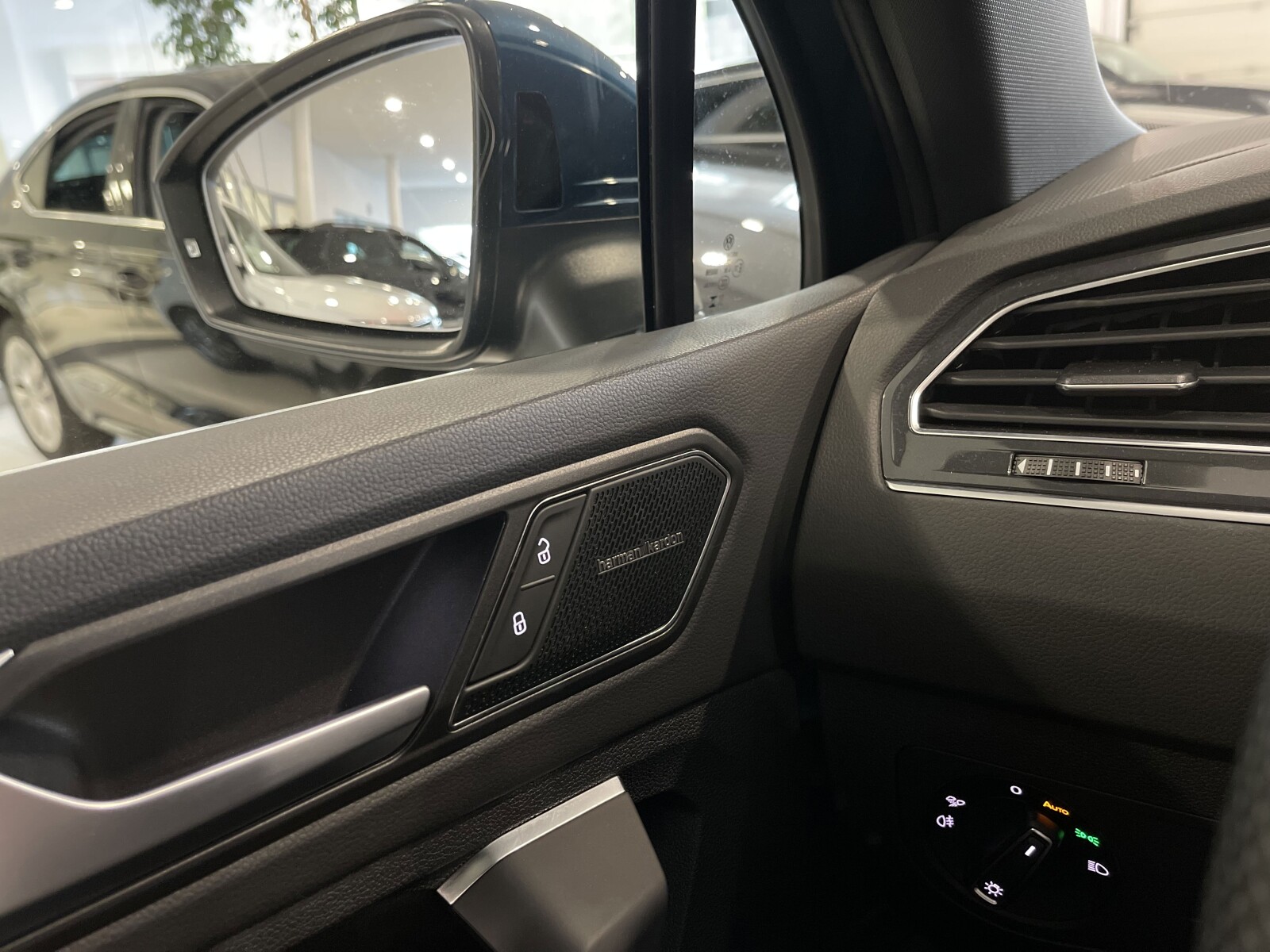 Volkswagen Tiguan - zdjęcie 23