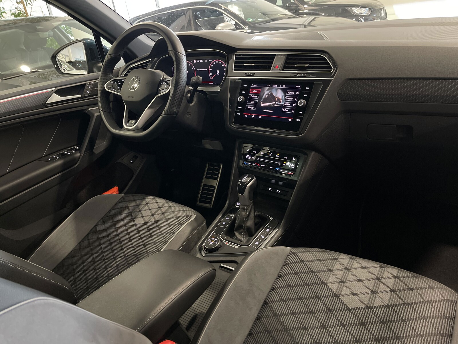 Volkswagen Tiguan - zdjęcie 30