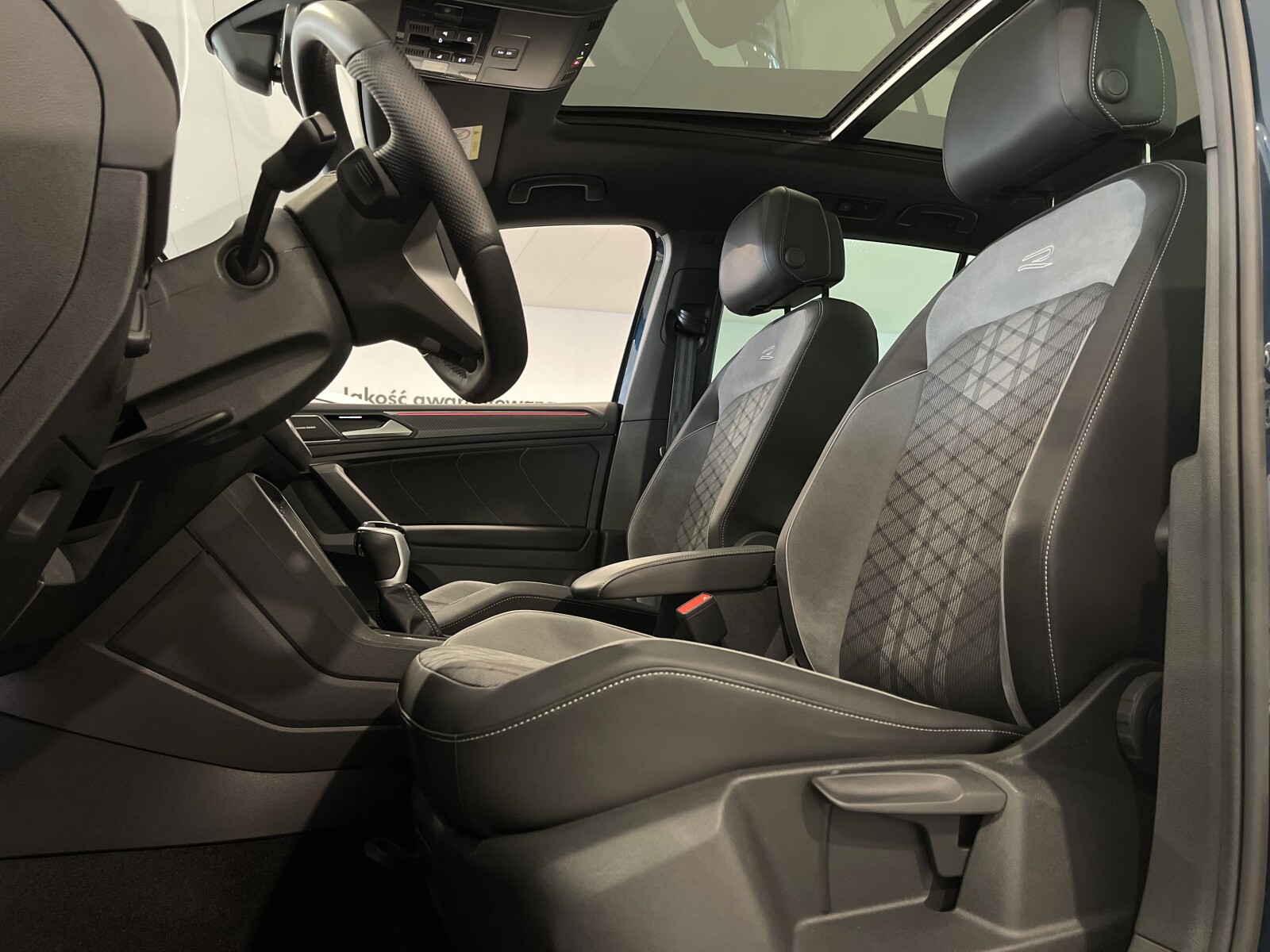 Volkswagen Tiguan - zdjęcie 24