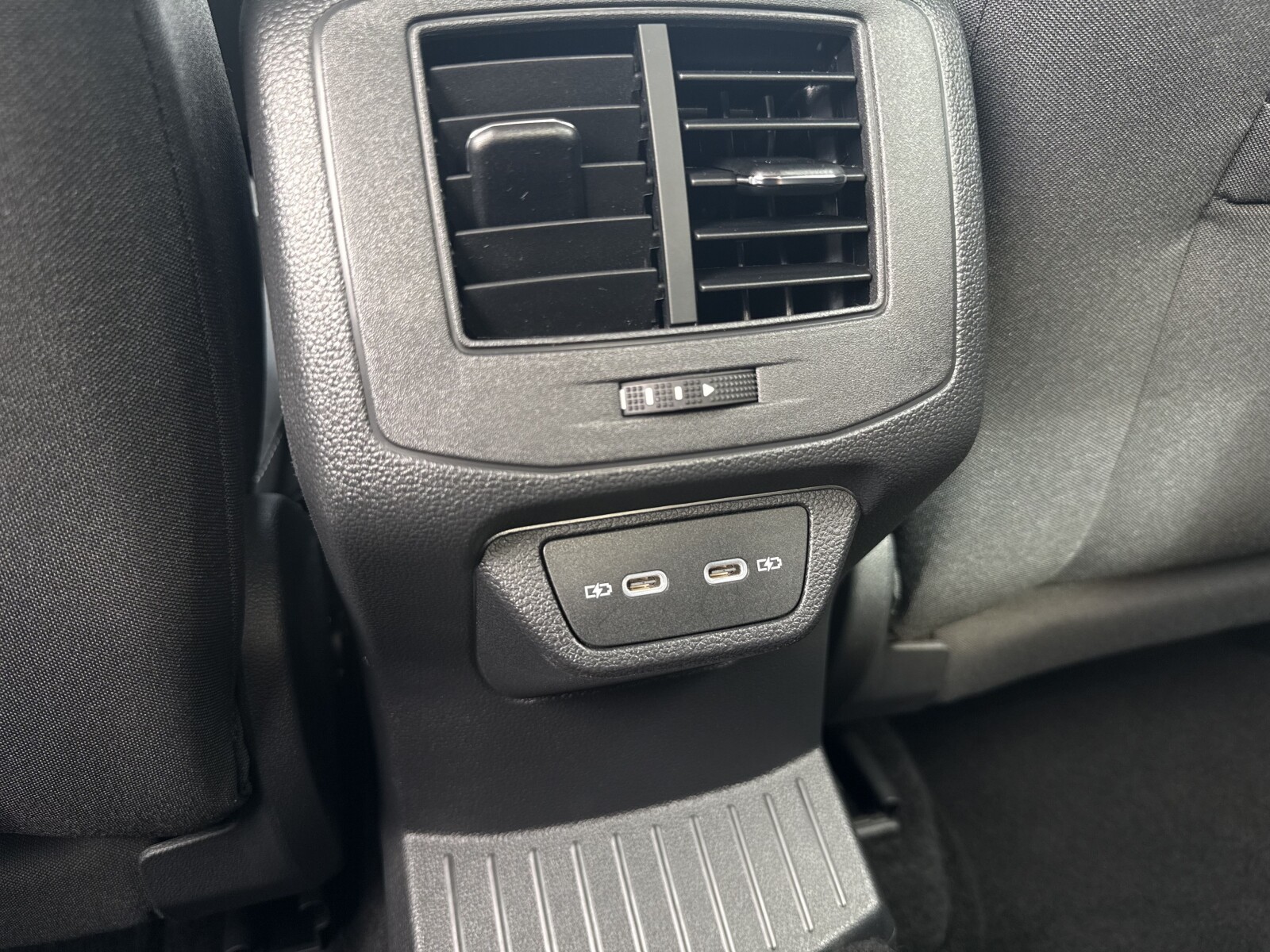 Volkswagen T-Roc - zdjęcie 28