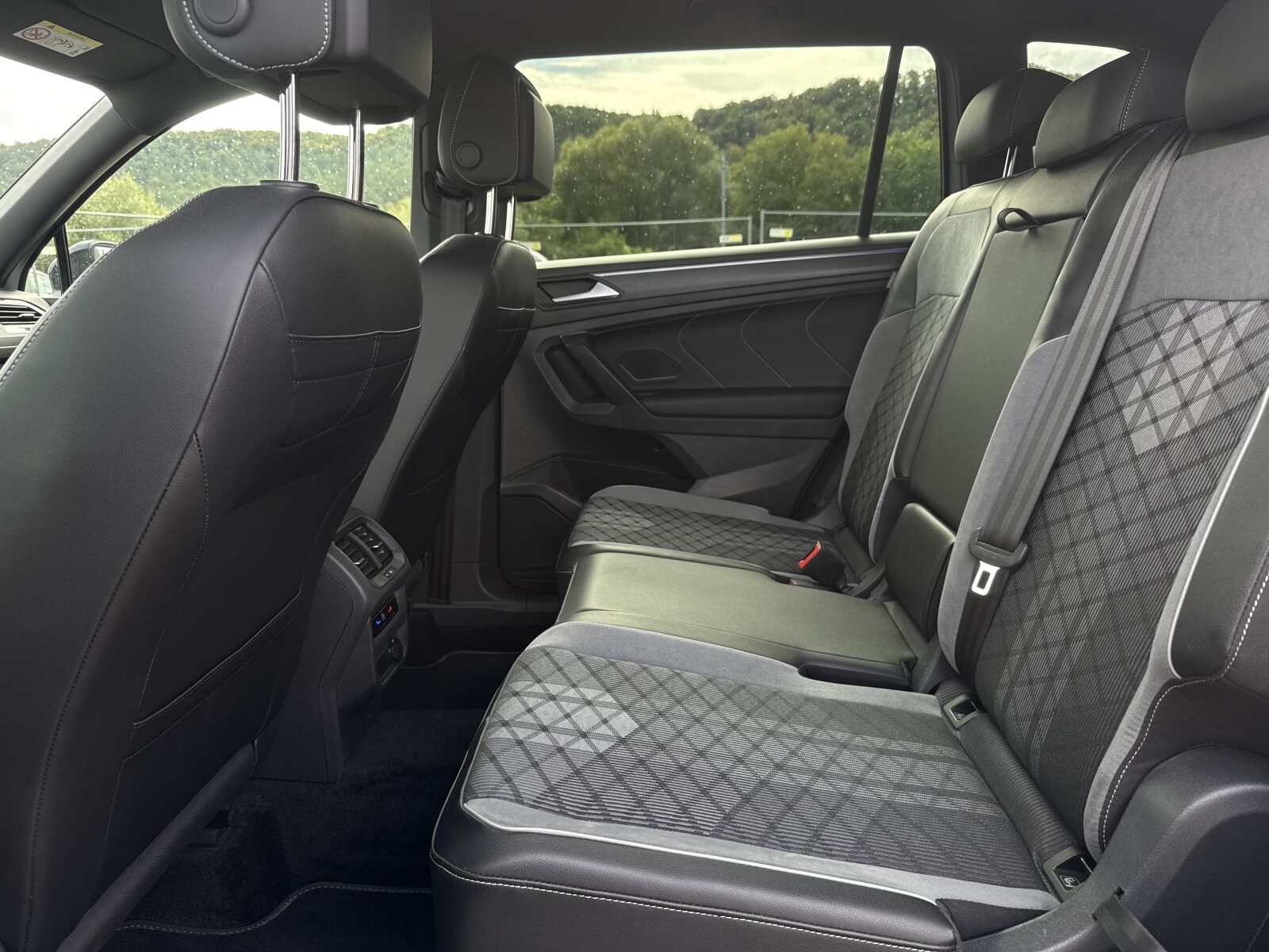 Volkswagen Tiguan Allspace - zdjęcie 30