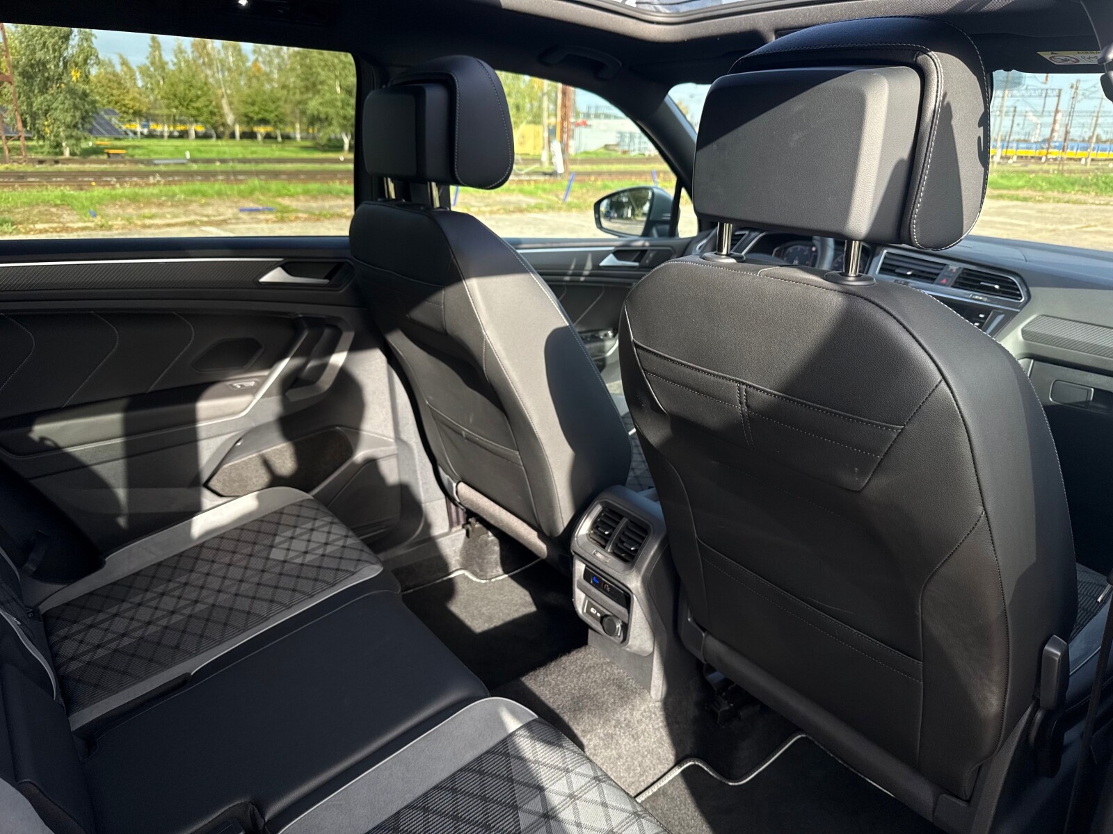 Volkswagen Tiguan Allspace - zdjęcie 35