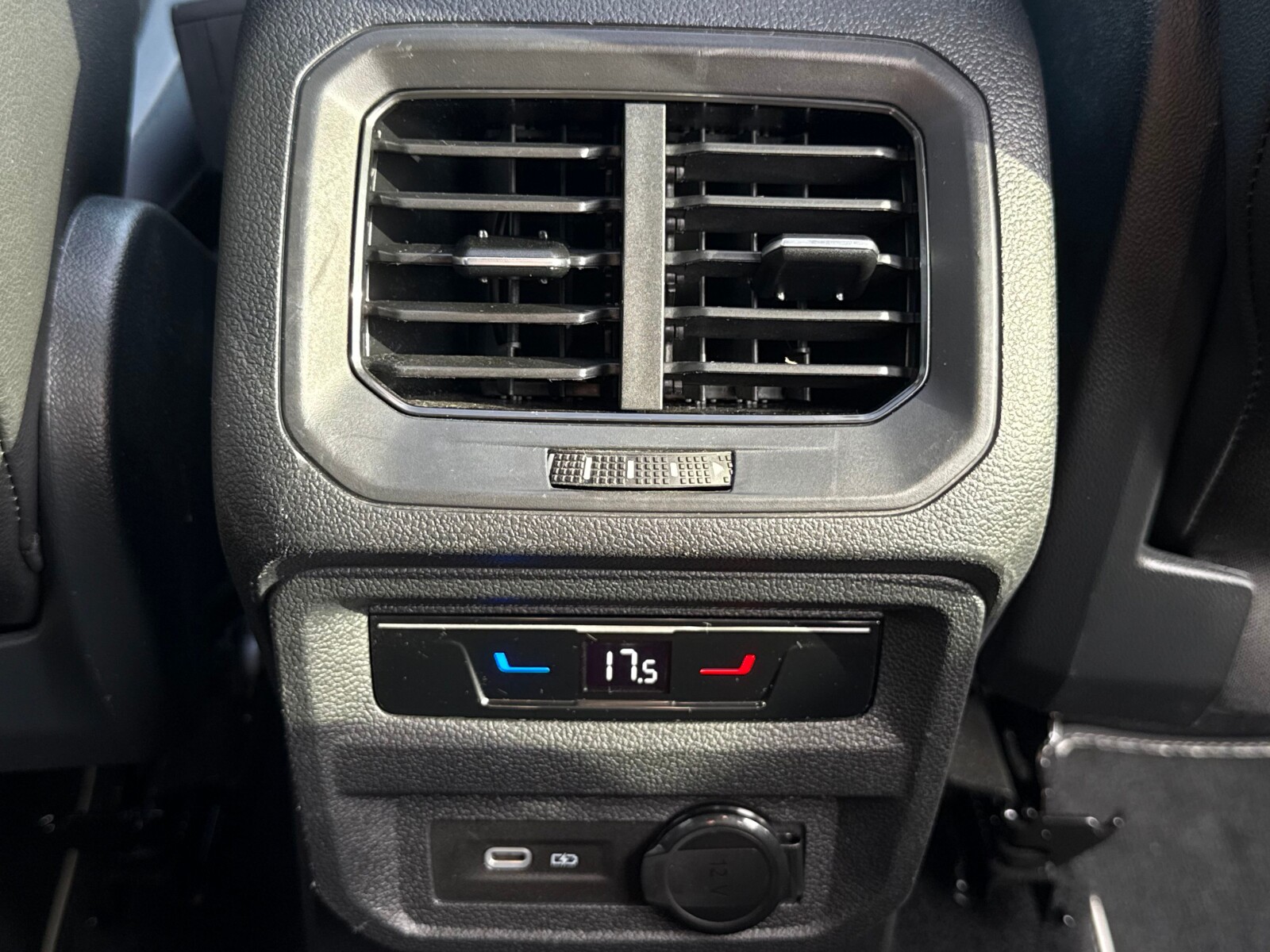Volkswagen Tiguan Allspace - zdjęcie 37