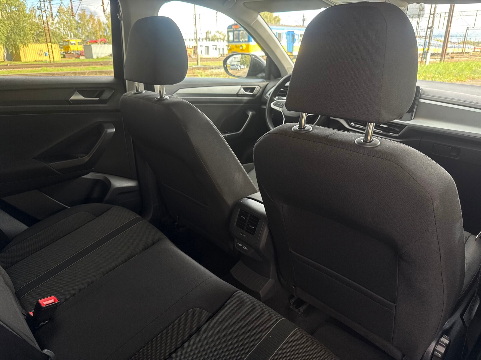 Volkswagen T-Roc - zdjęcie 32