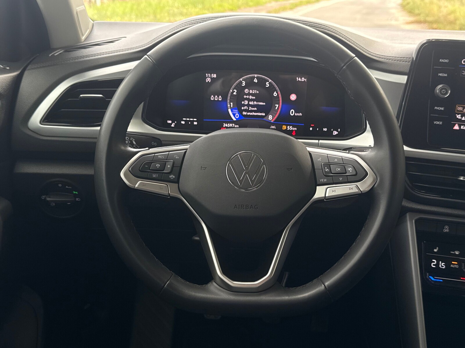 Volkswagen T-Roc - zdjęcie 14
