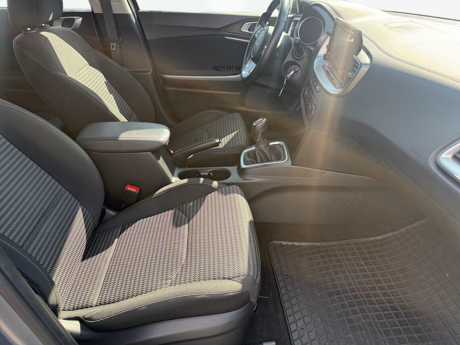 Kia Ceed - zdjęcie 17