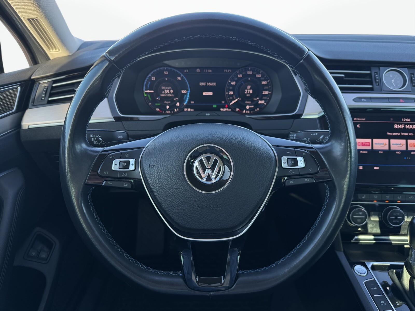 Volkswagen Passat - zdjęcie 11