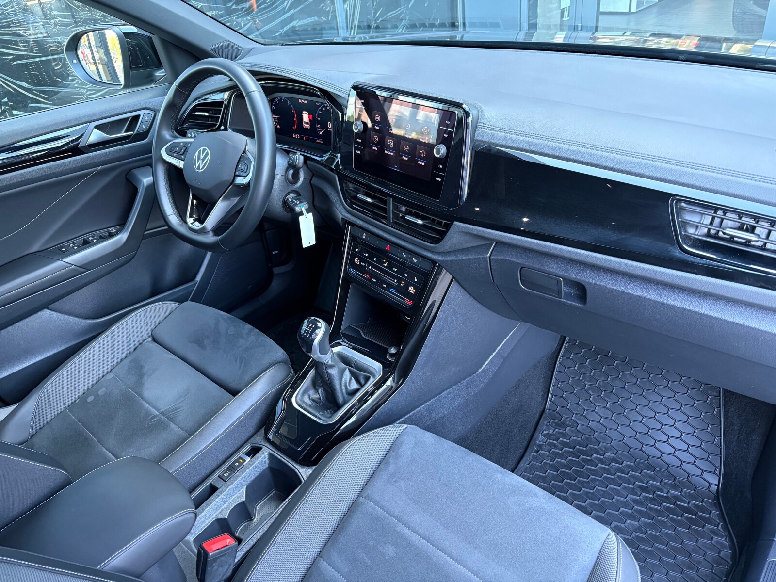 Volkswagen T-Roc - zdjęcie 16