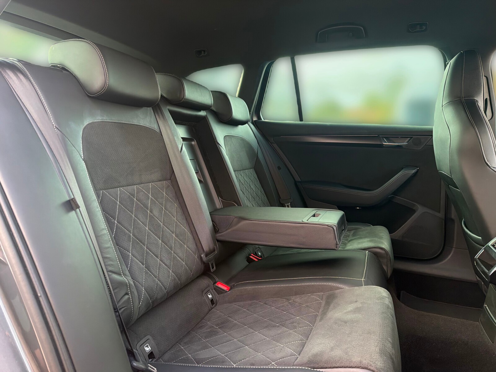 Škoda Superb Combi - zdjęcie 16