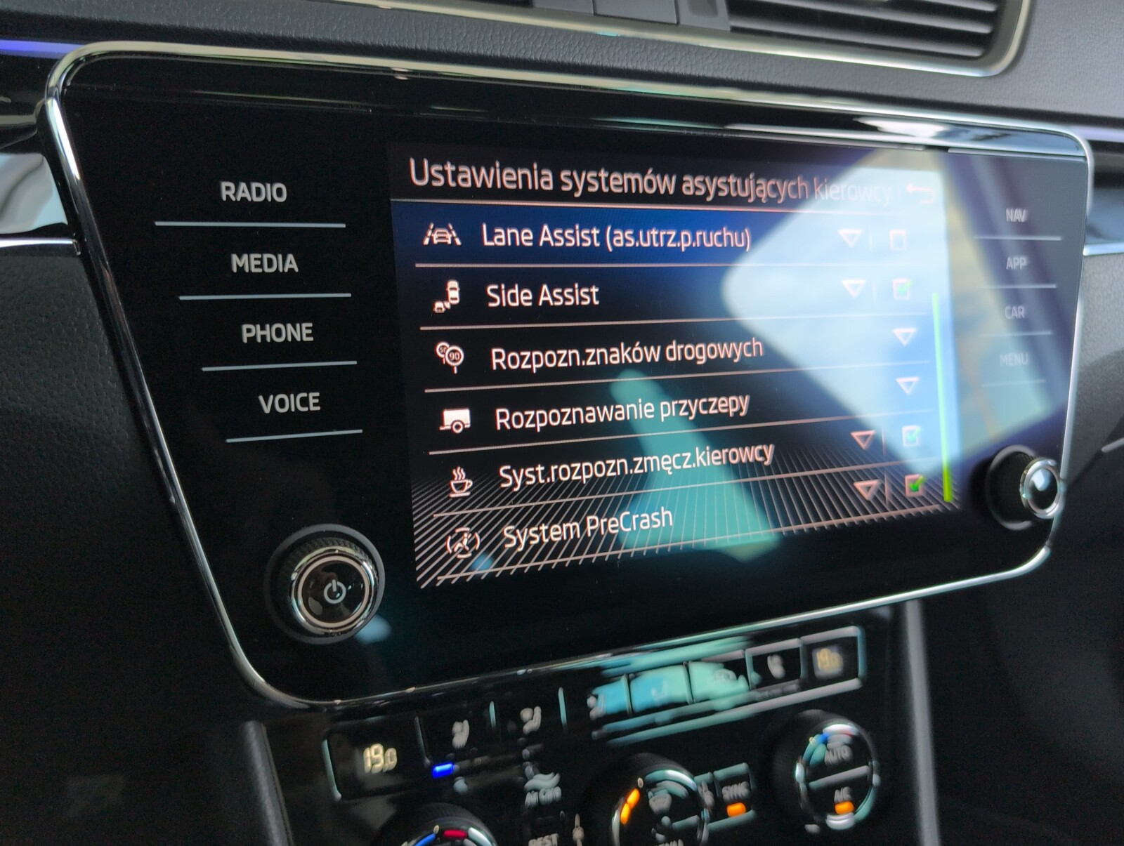 Škoda Superb Combi - zdjęcie 35