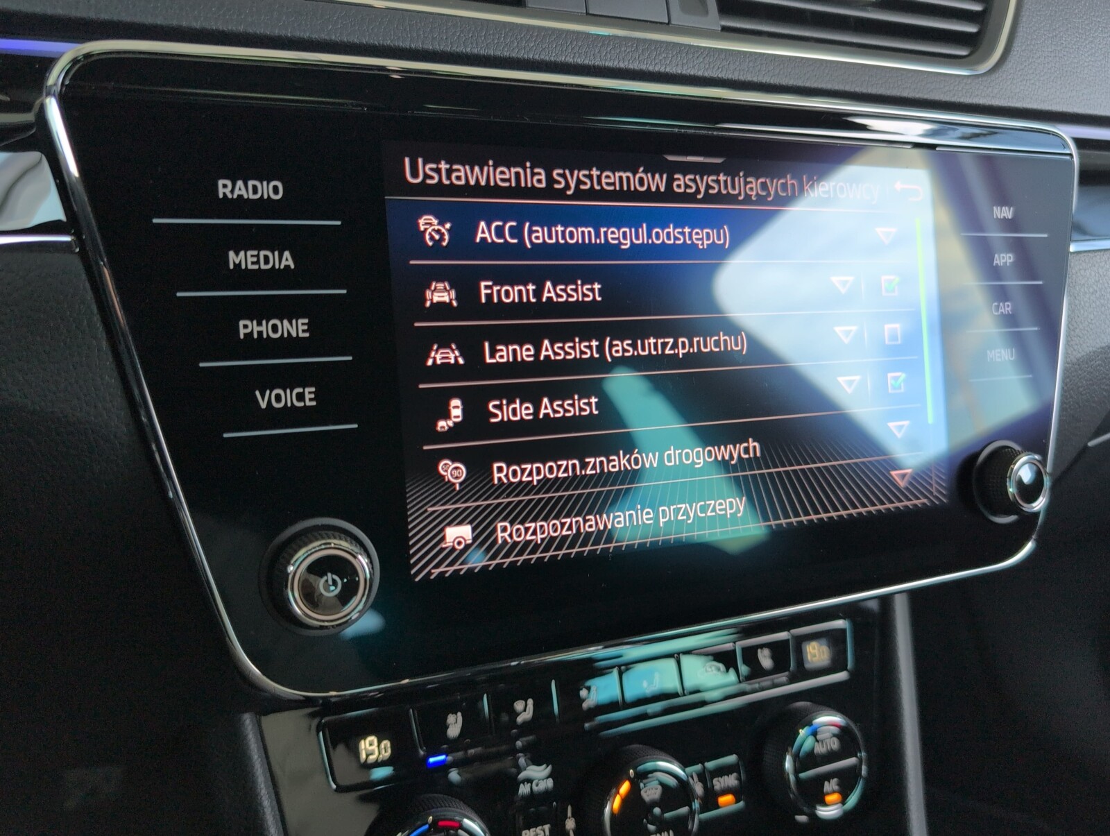 Škoda Superb Combi - zdjęcie 34