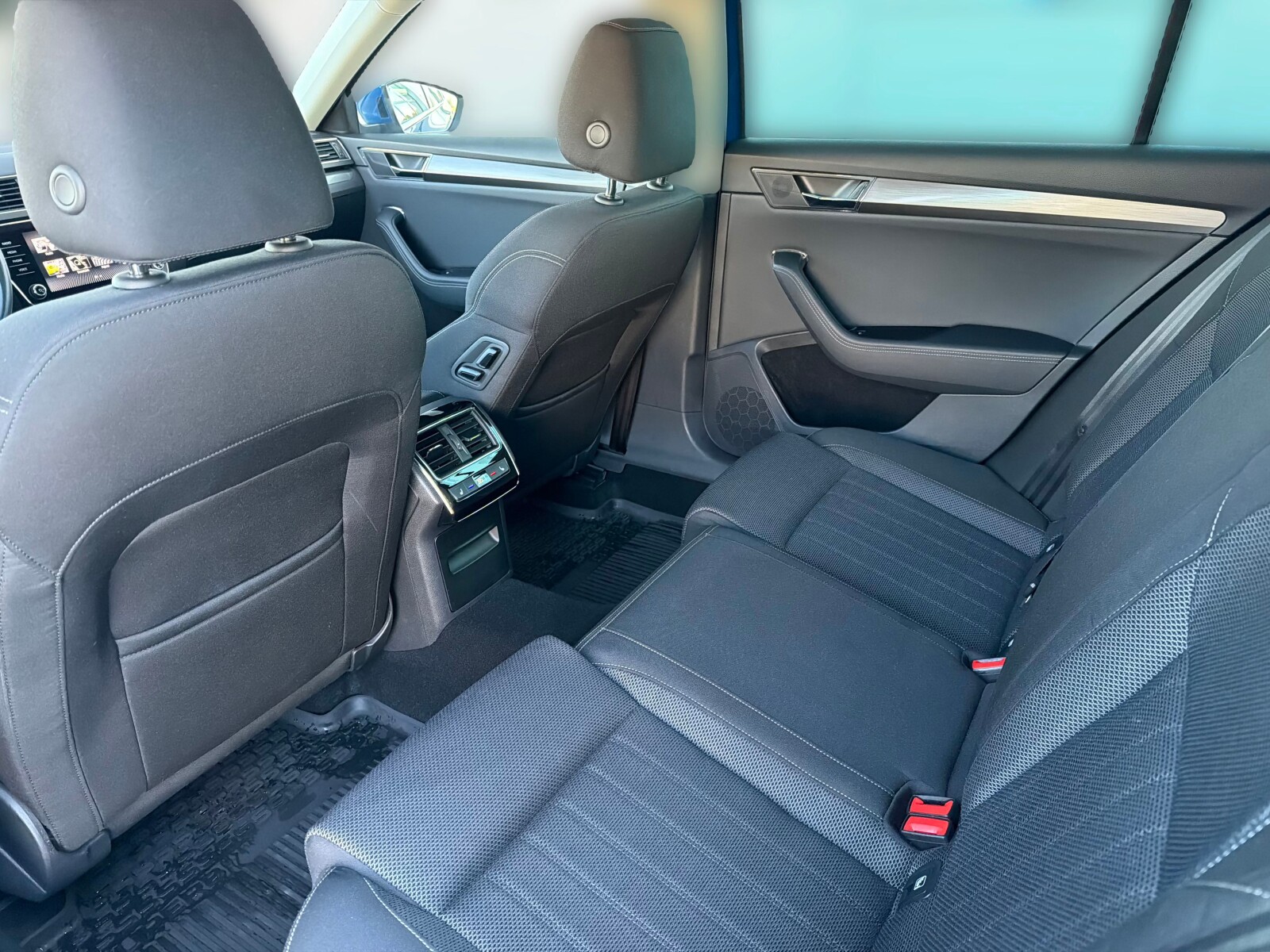 Škoda Superb Combi - zdjęcie 12