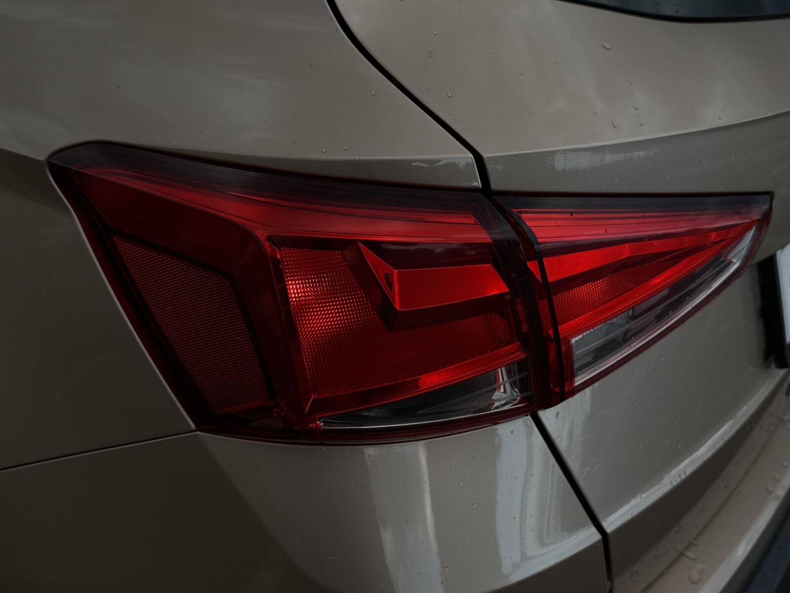Seat Arona - zdjęcie 37
